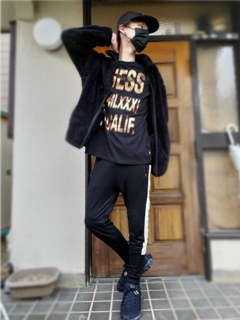 「オールブラック、カジュアル、フリース、guess、ザラ、ユニクロ、UNIQLO、PRADA、黒コーデ、黒」｜「PRADAのアイテム（キャップ、ブラック系）」を使った、ポン太さん（メンズ・175cm）の春コーディネートの1枚目の写真