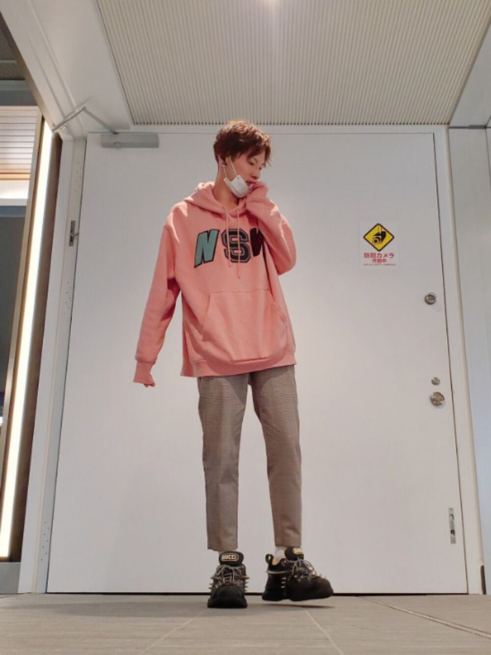 「GUCCI、NIKE、GU、スラックス、ピンク、ゆるコーデ、春コーデ、トゲトゲ、パーカー」｜「NIKEのアイテム（パーカー、ピンク系）」を使った、ポン太さん（メンズ・175cm）の春コーディネートの1枚目の写真