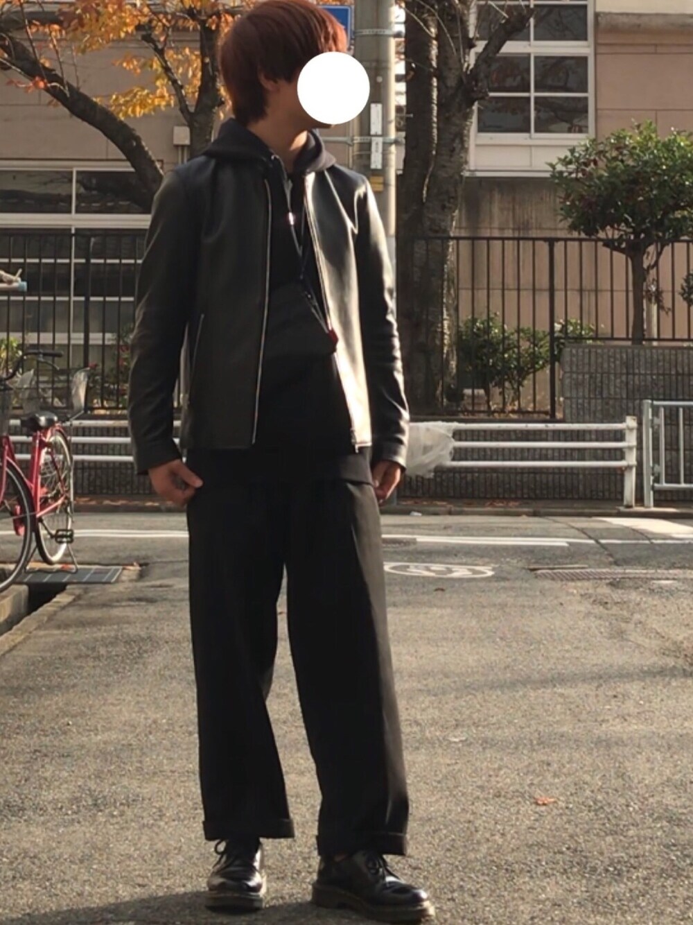 ブラック系のライダースジャケット、ブラック系のパーカー、ブラック系のその他パンツを着用したメンズの冬コーディネートの1枚目の写真