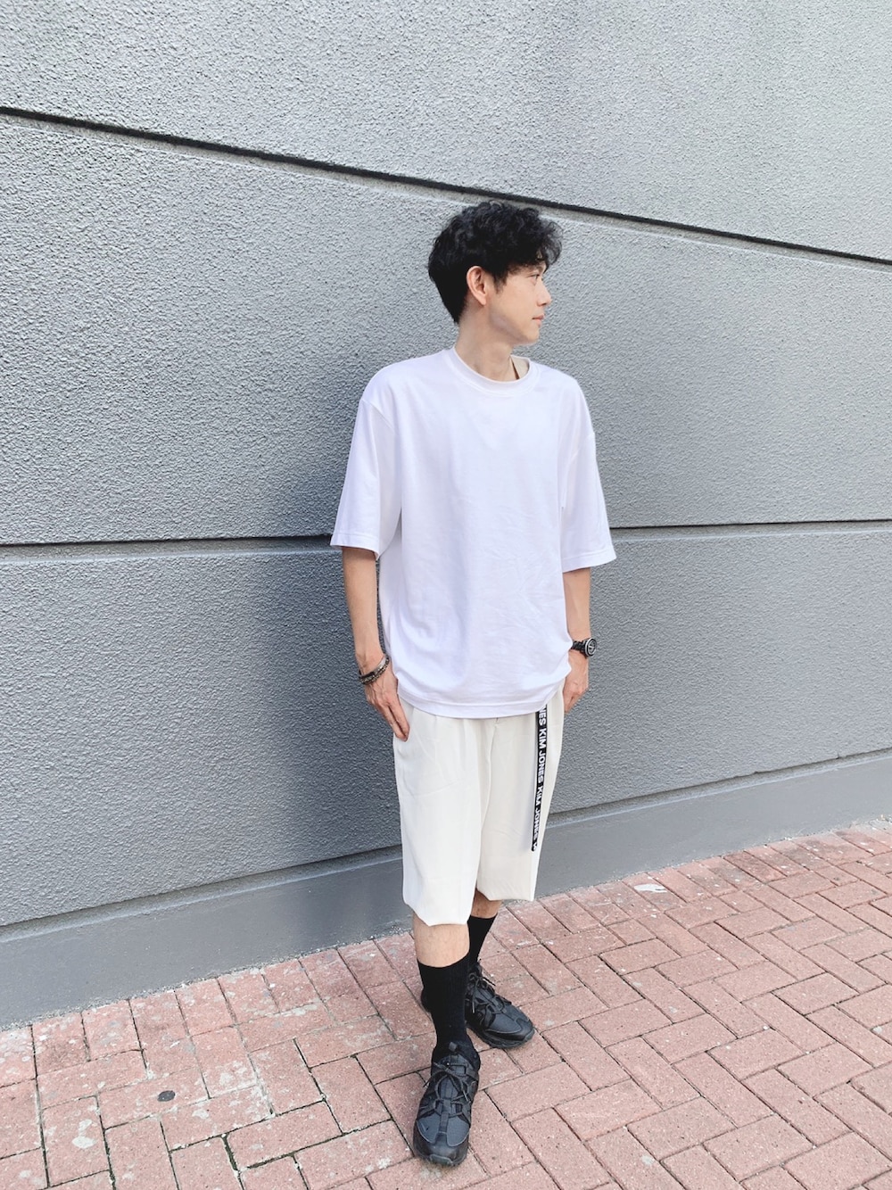 ホワイト系のTシャツ/カットソー、ホワイト系のその他パンツ、ブラック系のスニーカーを着用したメンズの夏コーディネートの1枚目の写真