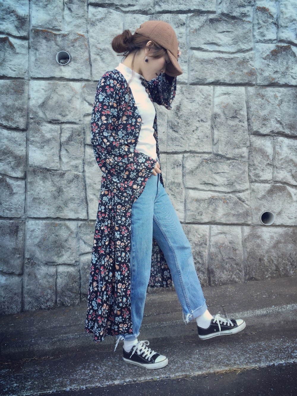 「春コーデ、花柄ワンピース、capコーデ、スニーカー、大人カジュアル、outfit、ママファッション、プチプラ」｜「Availのアイテム（シャツワンピース、ブラック系）」を使った、あやぱんさん（レディース・155cm）の冬コーディネートの1枚目の写真