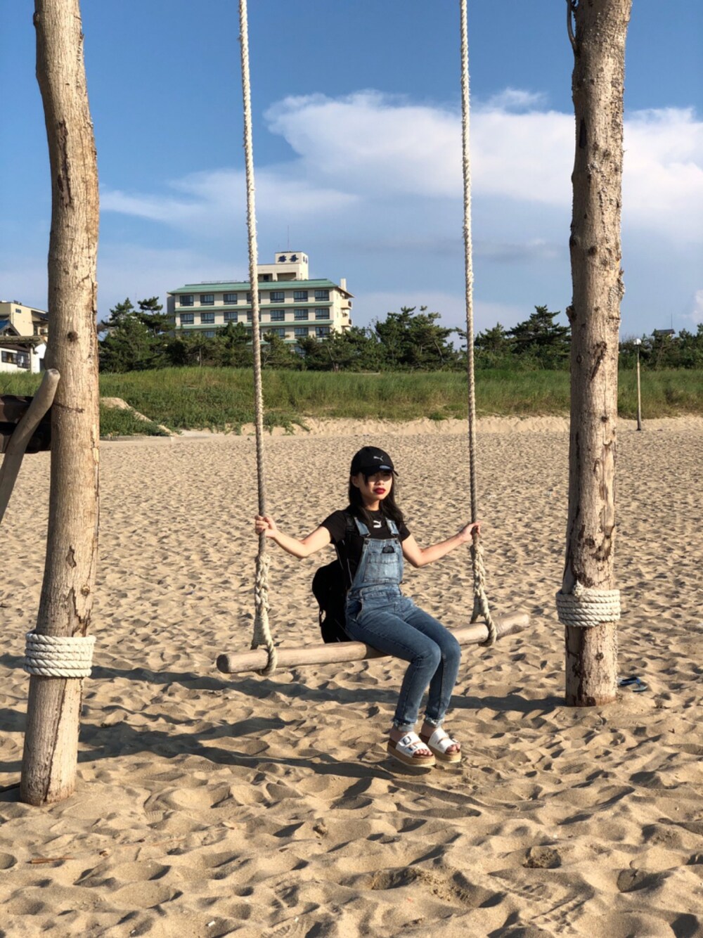 「PUMA、サロペット、ブランコ、海、スポーティ」｜「ROSE BUDのアイテム（サンダル、ホワイト系）」を使った、cinamon47さん（レディース・153cm）の秋コーディネートの1枚目の写真