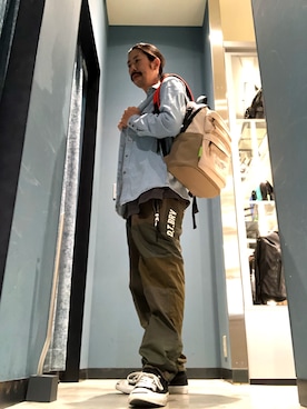 「アイテム（バックパック/リュック、ホワイト系）」を使った、モーシーさん（メンズ・179cm）の春コーディネート