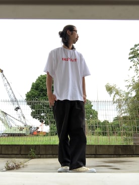 「トゥモローランド」｜「アイテム（チノパンツ）」を使った、モーシーさん（メンズ・179cm）の春コーディネート
