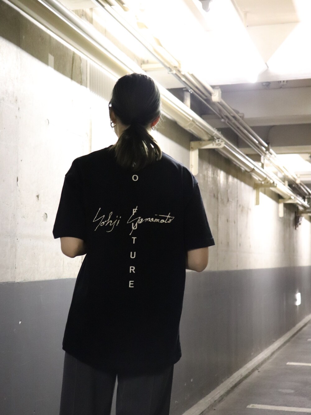 「カジュアルコーデ、Tシャツ、NEW ERA、Yohji Yamamoto × NEW ERA ®︎、yohjiyamamoto、black、ブラック、シンプルコーデ、オトナ女子、シャツスタイル」｜「Yohji Yamamotoのアイテム（Tシャツ/カットソー、ブラック系）」を使った、2a1さん（レディース・170cm）の春コーディネートの1枚目の写真