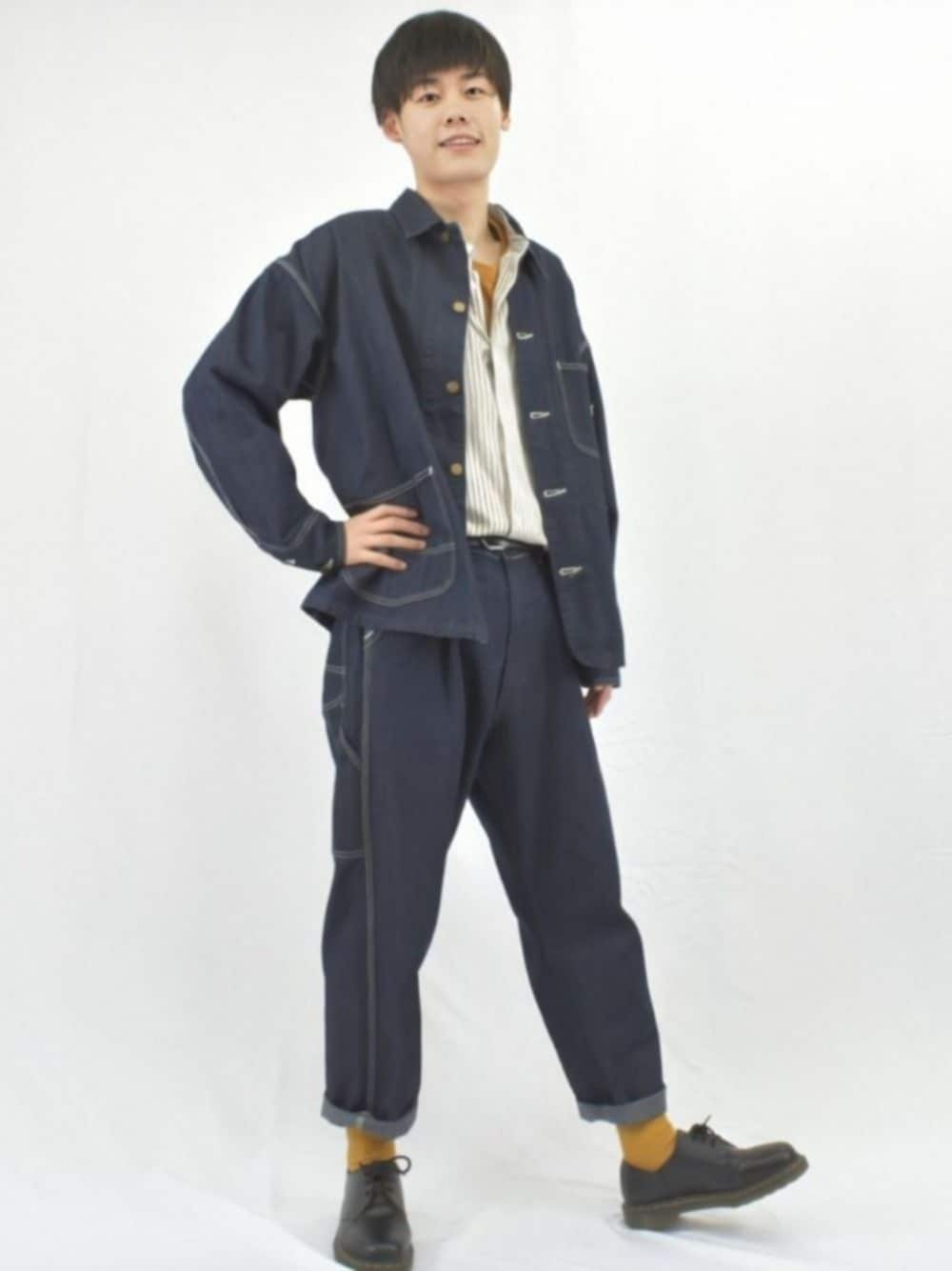 ブルー系のデニムパンツ、ホワイト系のシャツ/ブラウス、ブルー系のカバーオールを着用したメンズの春コーディネートの1枚目の写真