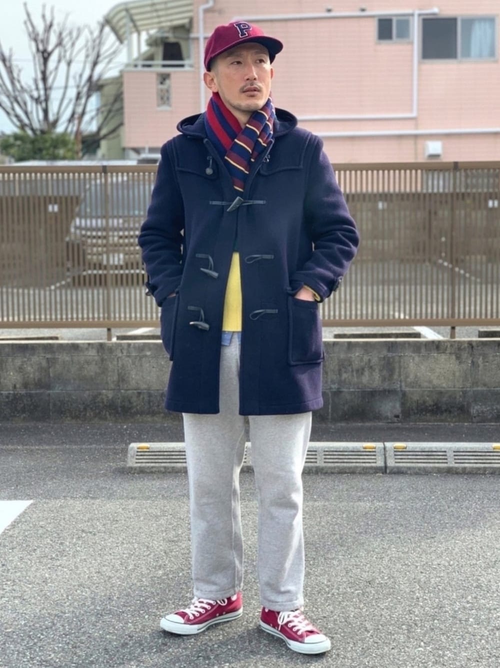 ブルー系のシャツ/ブラウス、イエロー系のニット/セーター、ブルー系のダッフルコートを着用したメンズの冬コーディネートの1枚目の写真