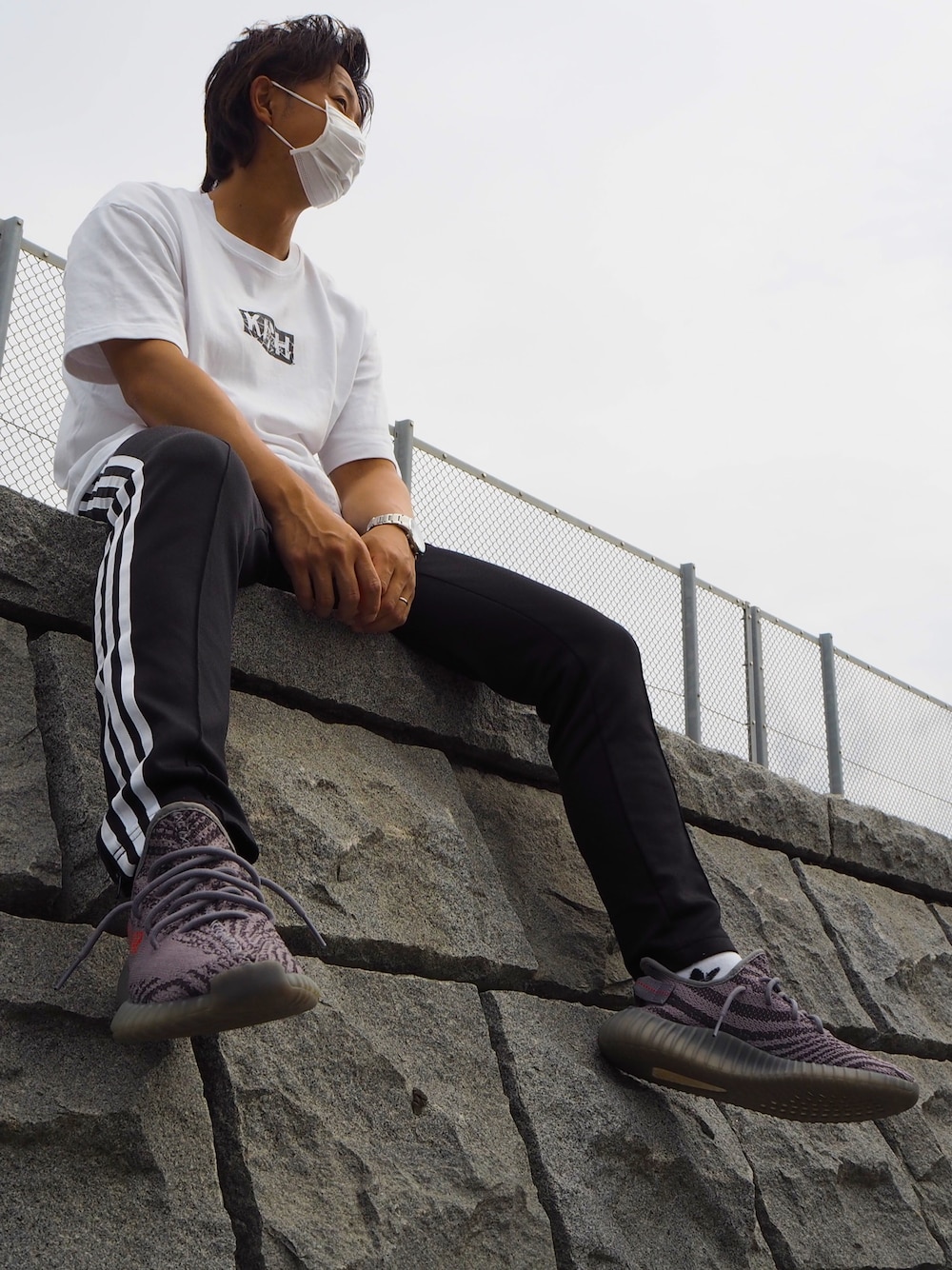 「adidas originals、イージーブースト、kith、ストリート」｜「KITHのアイテム（Tシャツ/カットソー、ホワイト系）」を使った、Ｕさん（メンズ・165cm）の夏コーディネートの1枚目の写真