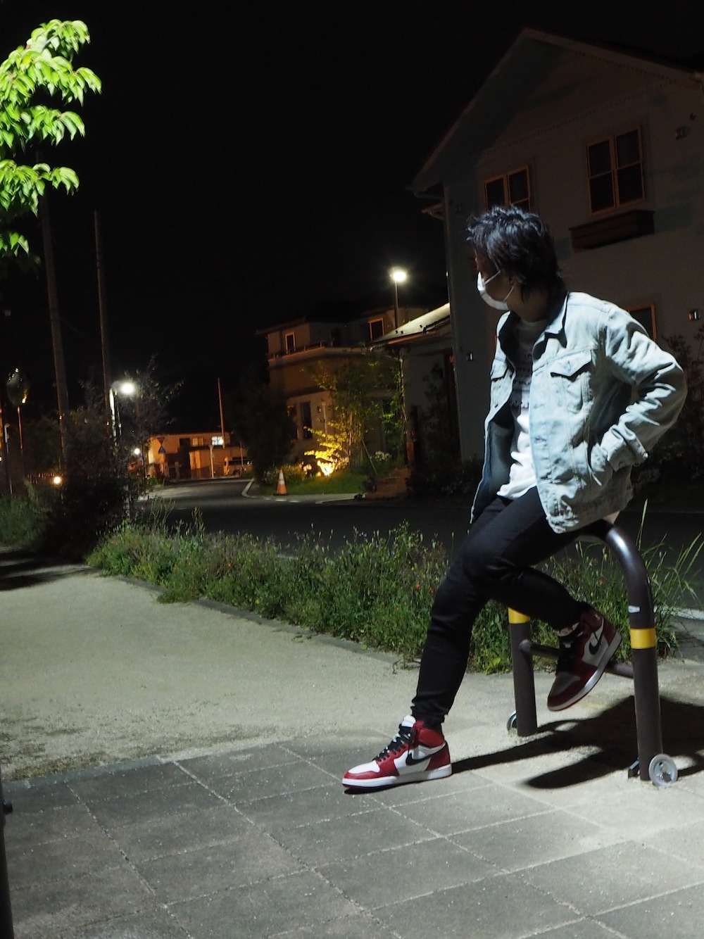 「aj1、AIR JORDAN、chicago、GAP、リーバイス、supreme、NIKE」｜「AIR JORDANのアイテム（スニーカー、レッド系）」を使った、Ｕさん（メンズ・165cm）の冬コーディネートの1枚目の写真