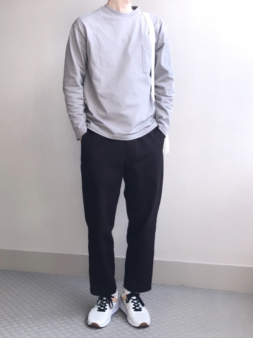 「wearhalloween2019、シンプル、グレー×ブラウン、秋冬コーデ、スニーカーコーデ、ootd」｜「URBAN RESEARCHのアイテム（スウェット、グレー系）」を使った、shikaさん（メンズ・176cm）の秋コーディネートの1枚目の写真