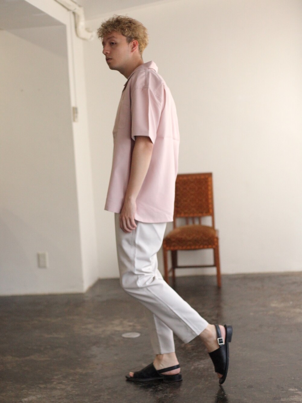 ホワイト系のTシャツ/カットソー、ピンク系のシャツ/ブラウス、ベージュ系のその他パンツを着用したメンズの夏コーディネートの1枚目の写真