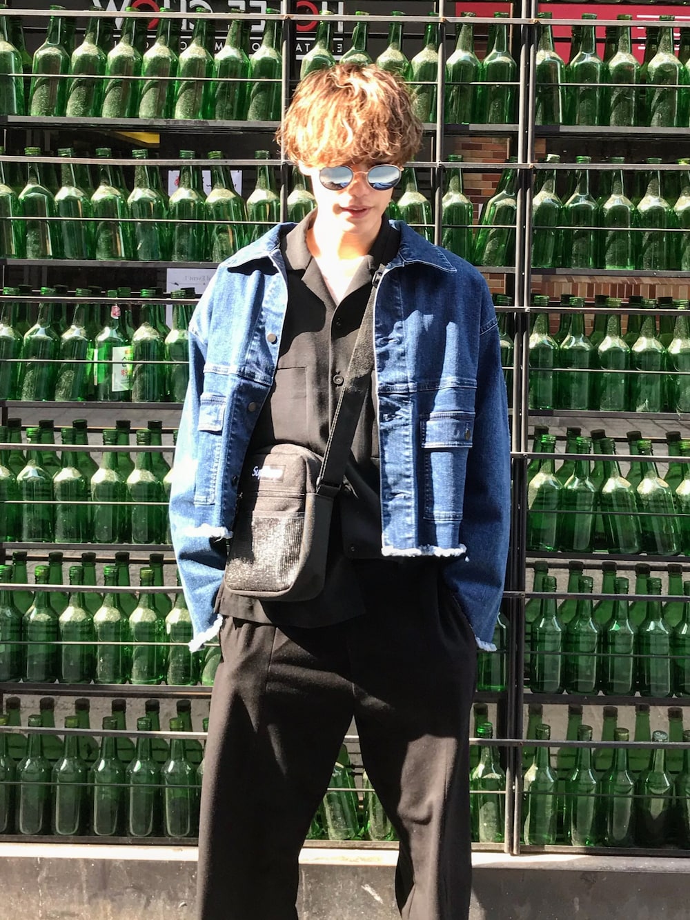 「黒、黒パンツ、デニムジャケット、黒コーデ、カジュアルコーデ、おしゃれさんと繋がりたい、春コーデ、レイバン、ストリートカジュアル、モード」｜「STUDIOUSのSTUDIOUS HIGH クリンプオープンカラーシャツ（シャツ/ブラウス、ブラック系）」を使った、Tatsukiさん（メンズ・170cm）の夏コーディネートの1枚目の写真