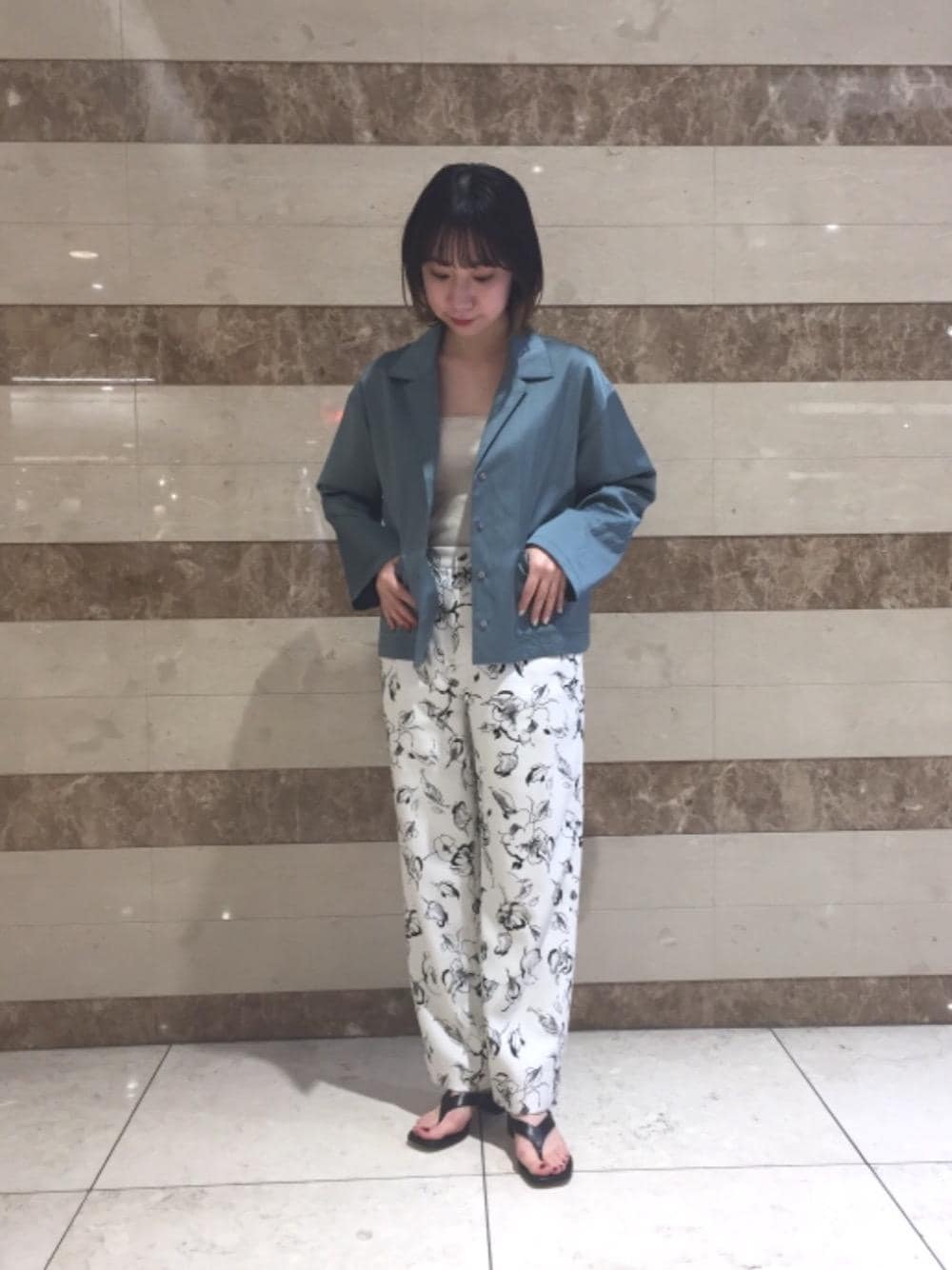 ホワイト系のその他パンツ、ブラック系のサンダル、グリーン系のシャツ/ブラウスを着用したレディースの春コーディネートの1枚目の写真