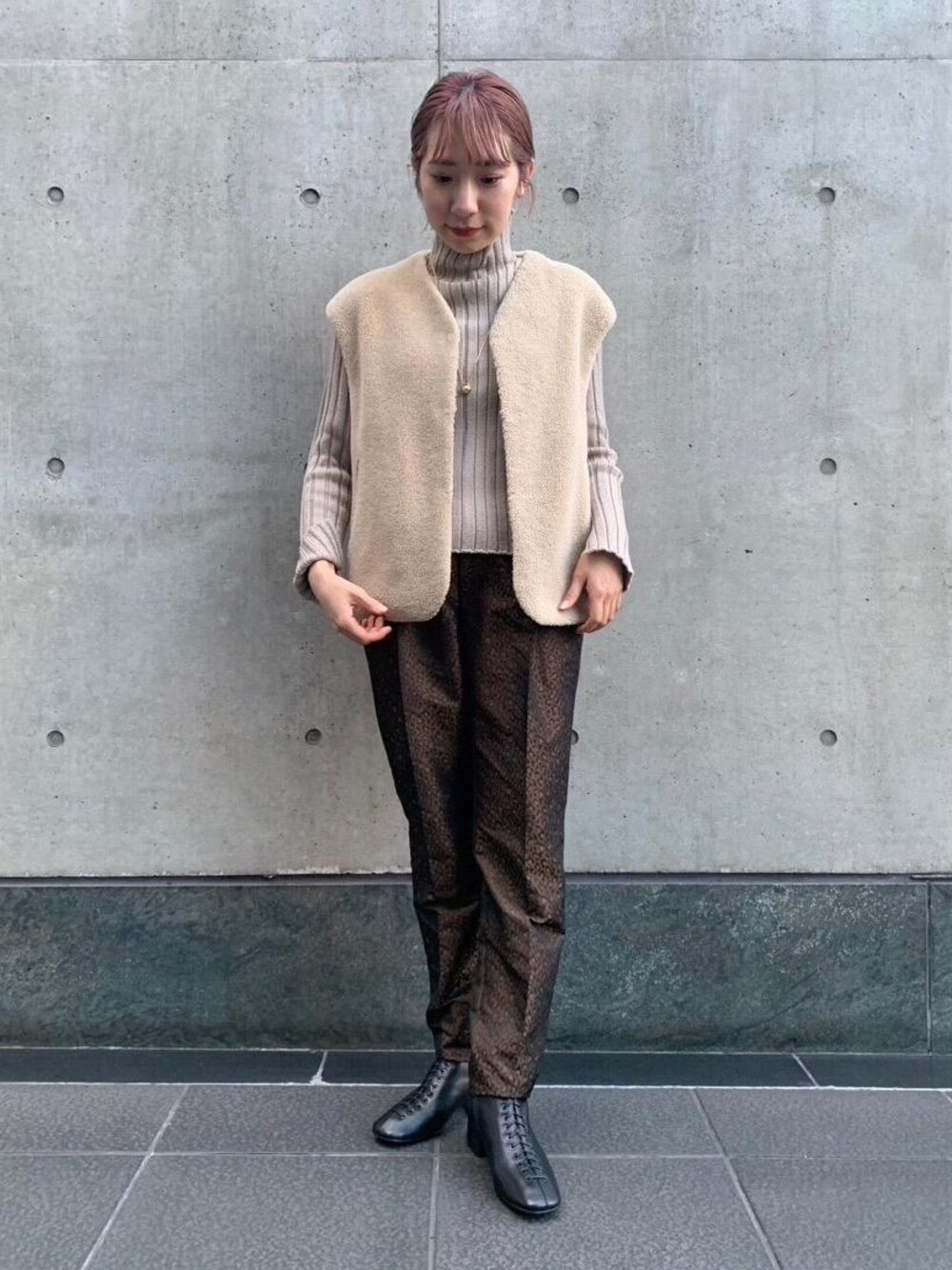 ベージュ系のその他アウター、ブラック系のブーツ、ベージュ系のニット/セーターを着用したレディースの秋コーディネートの1枚目の写真