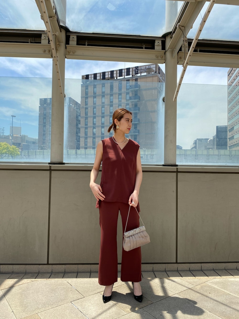 「結婚式、お食事会、二次会、セットアップ」｜「URBAN RESEARCHのLA MAISON　ベルト付きセットアップ（セットアップ、ブラウン系）」を使った、maikoさん（レディース・170cm）の春コーディネートの1枚目の写真