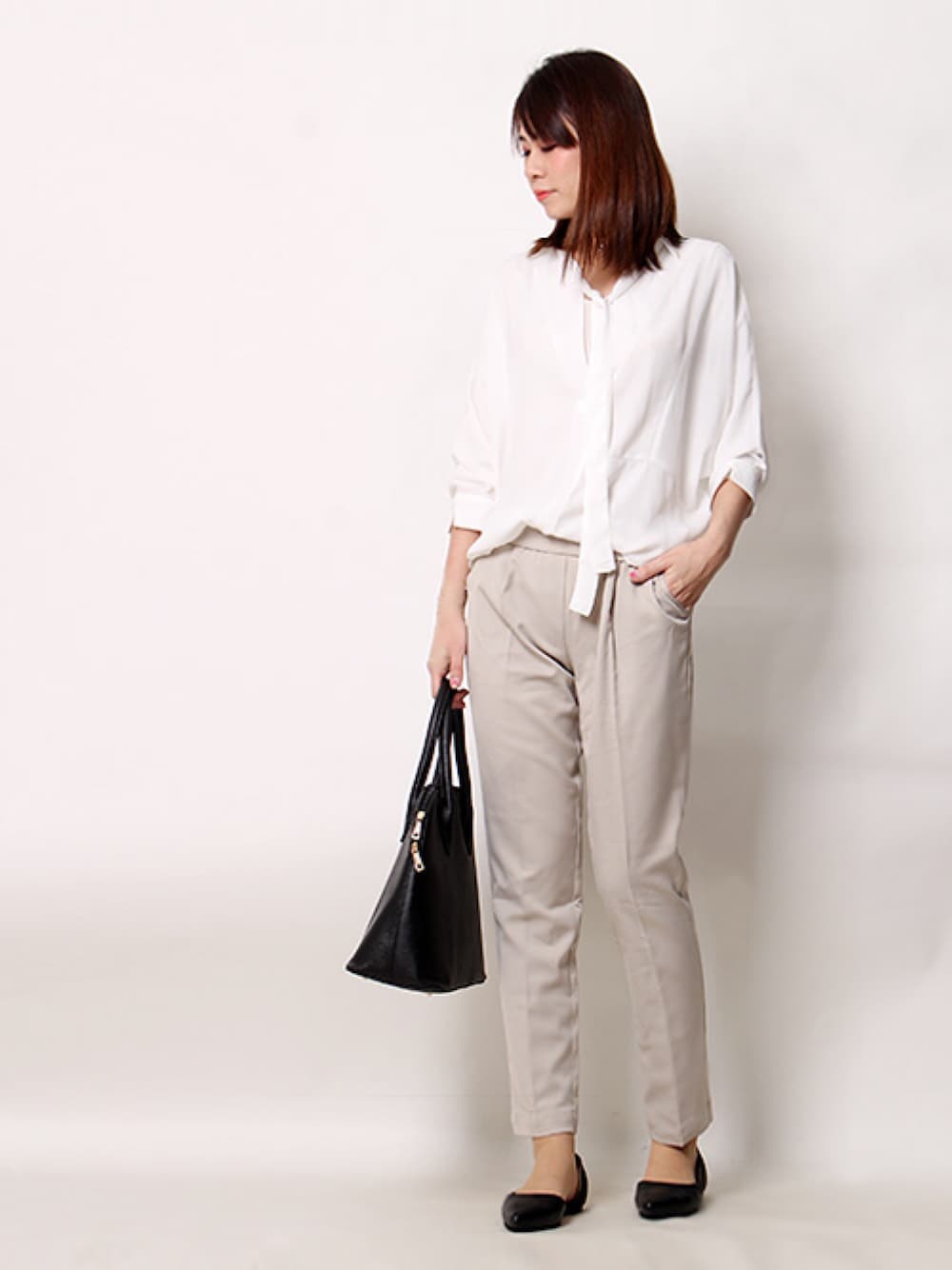 「Pierrot、オンコーデ、キレイめ、とろみ素材、春」｜「Pierrotのタイ付き スキッパー シフォン ブラウス（シャツ/ブラウス、ホワイト系）」を使った、Pierrotスタッフ★大人に似合う高コスパ服をお届けさん（レディース・159cm）の春コーディネートの1枚目の写真