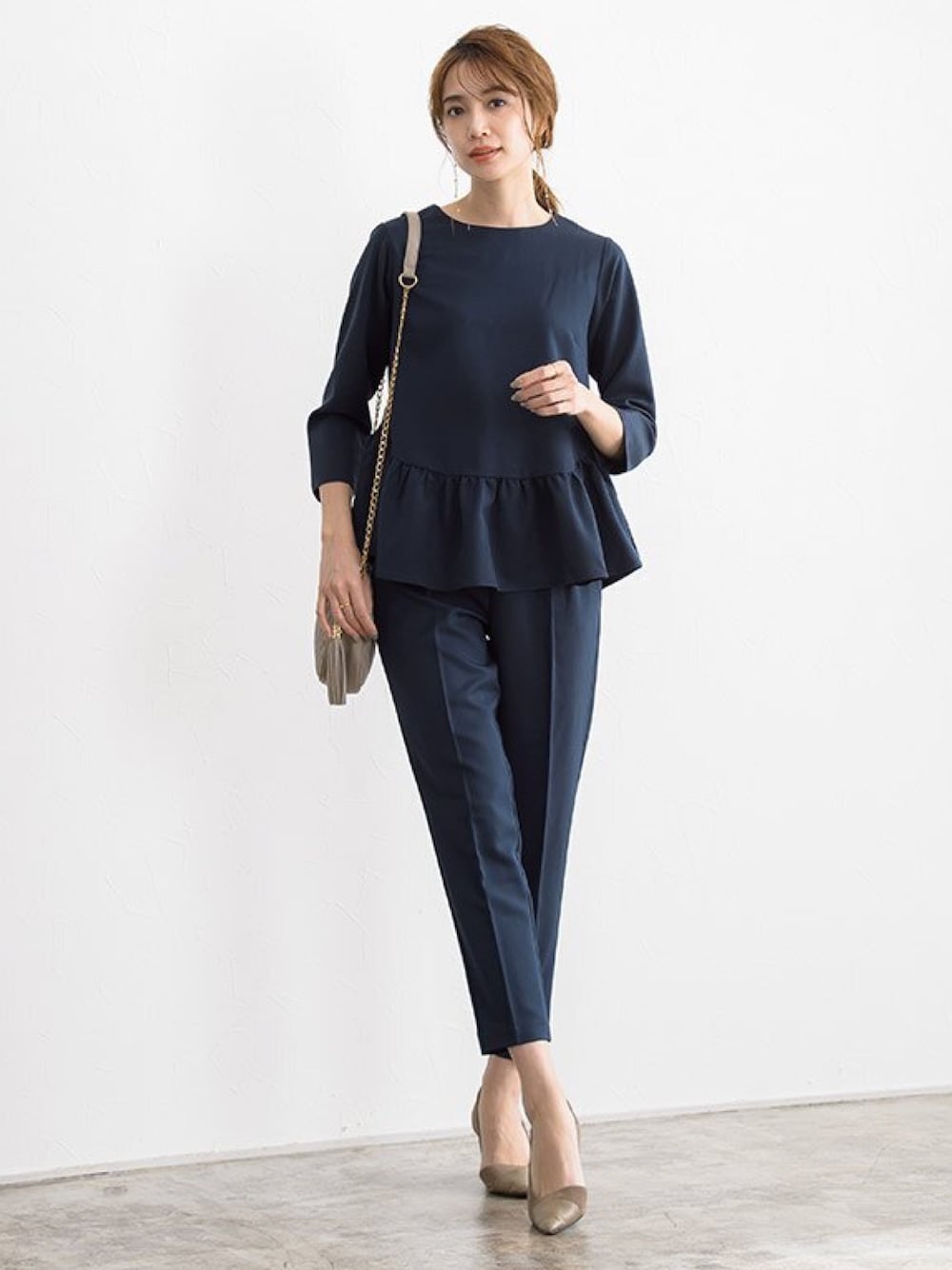 ブルー系のセットアップを着用したレディースの冬コーディネートの1枚目の写真