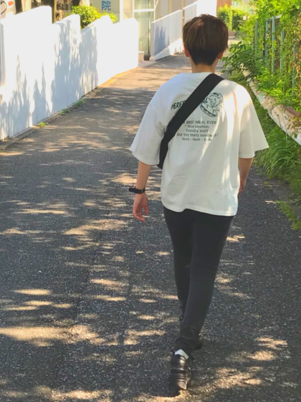「カジュアルコーデ、シンプルコーデ、ラフ、低身長、夏コーデ、スキニー、Tシャツ、休日スタイル」｜「presentのアイテム（Tシャツ/カットソー、ホワイト系）」を使った、tomo☺︎さん（レディース・163cm）の夏コーディネートの1枚目の写真