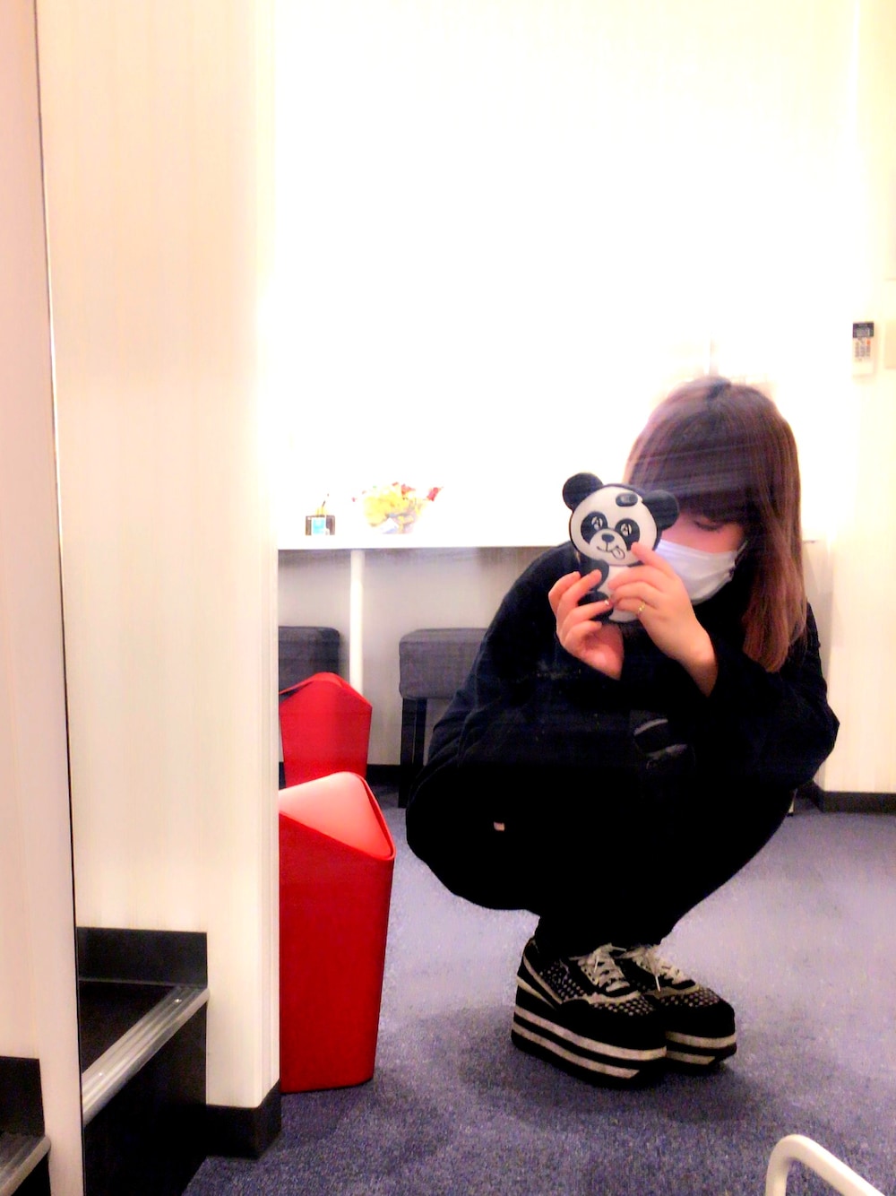 「Candy Stripper、black、お仕事スタイル」｜「Candy StripperのPEPE BURGER LONG TEE（Tシャツ/カットソー、ブラック系）」を使った、かなぺこ太郎さん（レディース・151cm）の冬コーディネートの1枚目の写真
