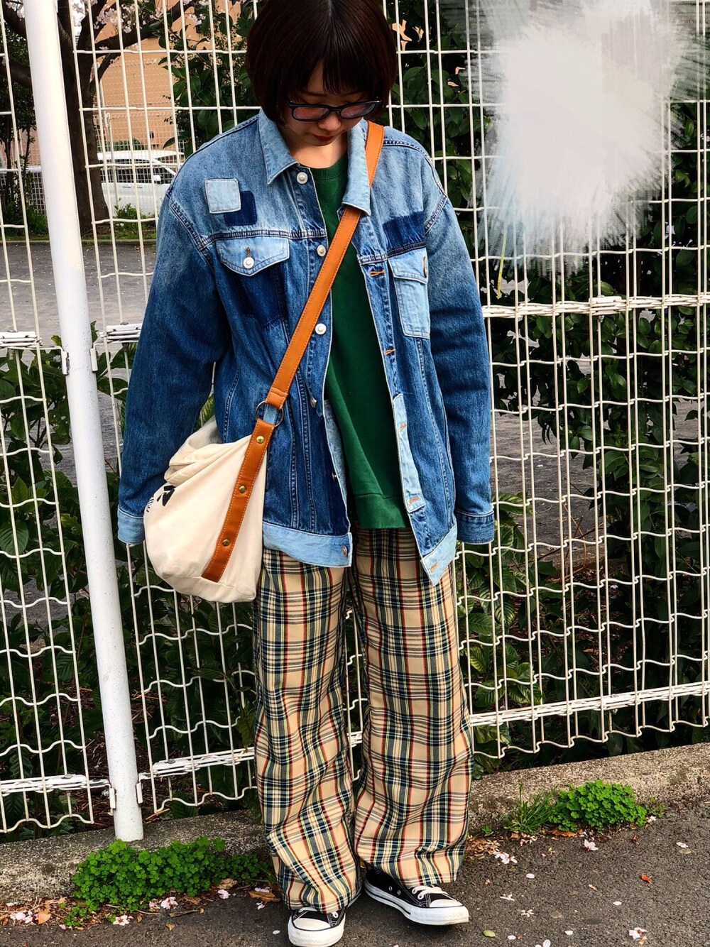 「はるコーデ、コンバース、アズールバイマウジー(AZUL by moussy)、にゃー、原宿系、ゆるだぼ、デニムジャケット、チェックパンツ、おしゃれさんと繋がりたい、おしゃれになりたい」｜「AZUL by moussyのアイテム（デニムジャケット、ブルー系）」を使った、nachama.さん（レディース・157cm）の春コーディネートの1枚目の写真