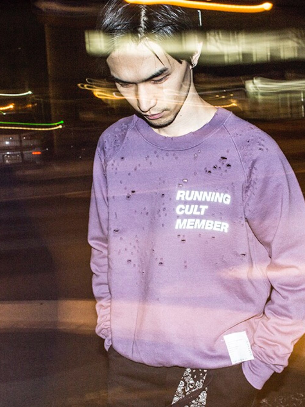 パープル系のスウェット、ブラック系のその他パンツ、ブラック系のヘアバンドを着用したメンズの冬コーディネートの1枚目の写真