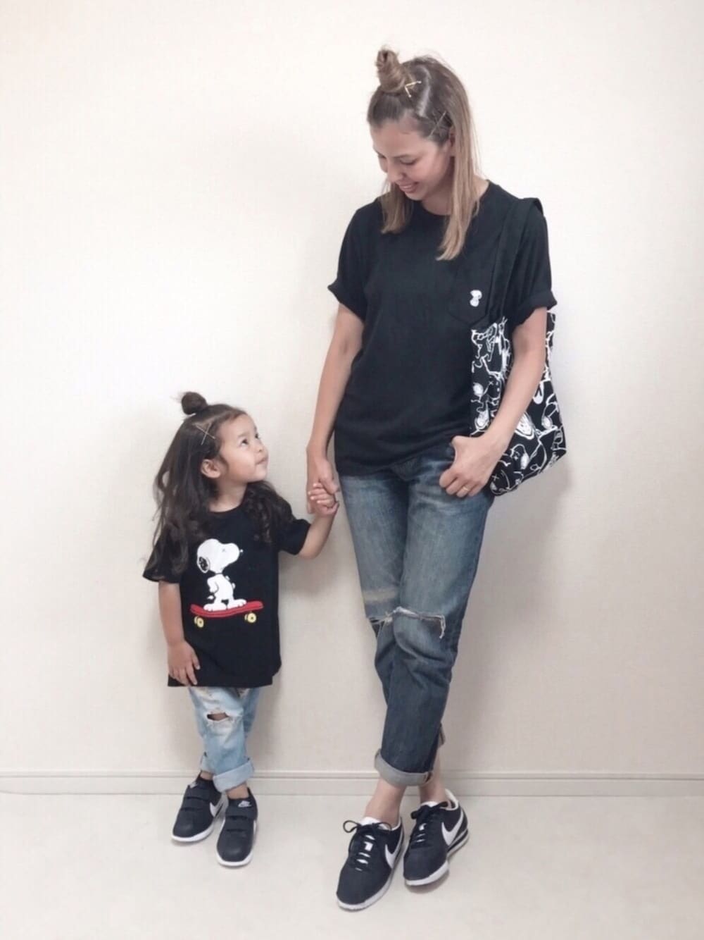 ブルー系のスニーカー、ブルー系のスニーカー、ブラック系のTシャツ/カットソーを着用したキッズの夏コーディネートの1枚目の写真