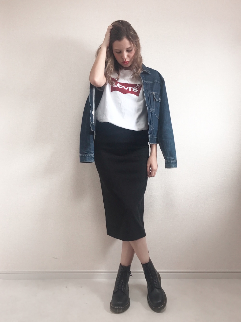 「ABC-MART、Dr.Martens、ドクターマーチン、8ホール、ママコーデ、Levi's、リーバイス、デニムジャケット、ロゴT、タイトスカート」｜「❤️のアイテム（その他、その他）」を使った、Maya⋆Sarahさん（レディース・164cm）の秋コーディネートの1枚目の写真