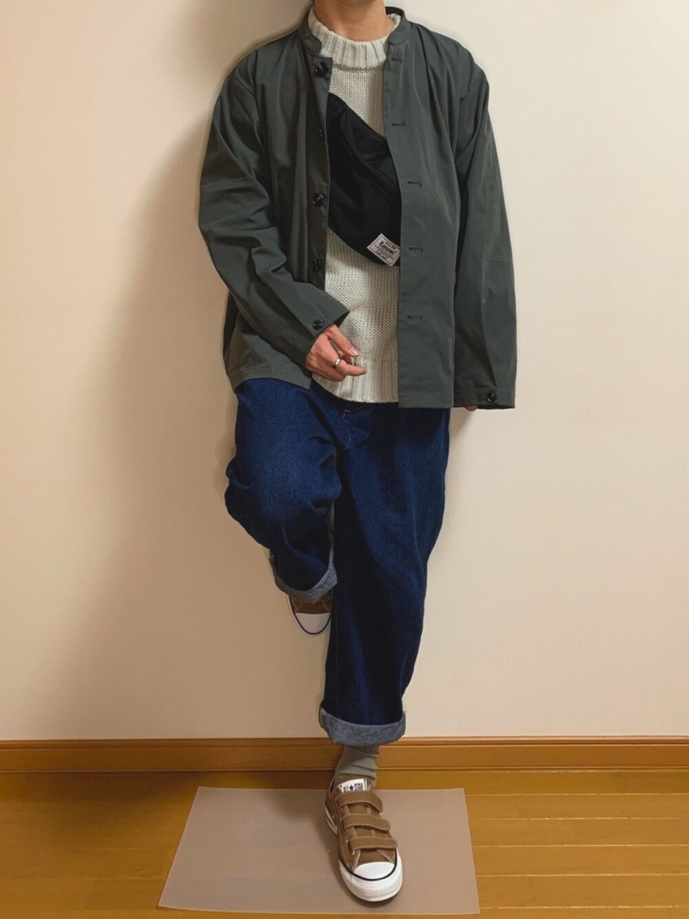 「おしゃれさんと繋がりたい、はるコーデ、シンプル、ワイドデニム、バッグ、スニーカー、ニット」｜「kutirのバンドカラーシャツジャケット（その他アウター、グレー系）」を使った、jo_wearさん（メンズ・170cm）の春コーディネートの1枚目の写真