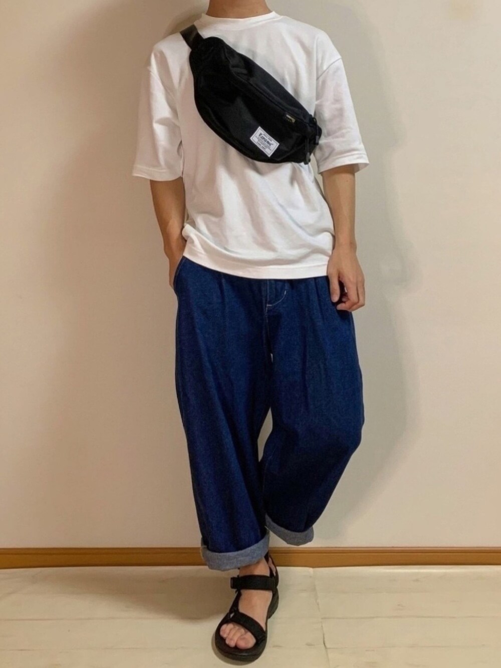 ホワイト系のTシャツ/カットソー、ブラック系のボディバッグ/ウエストポーチ、ブルー系のデニムパンツを着用したメンズの夏コーディネートの1枚目の写真