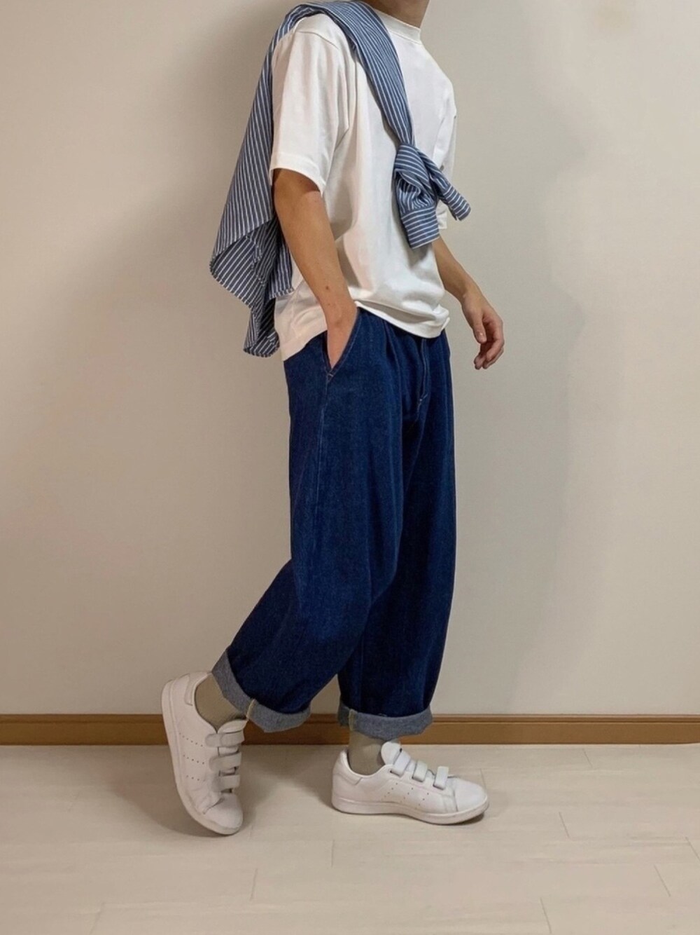 ホワイト系のTシャツ/カットソー、ブルー系のシャツ/ブラウス、ブルー系のデニムパンツを着用したメンズの夏コーディネートの1枚目の写真