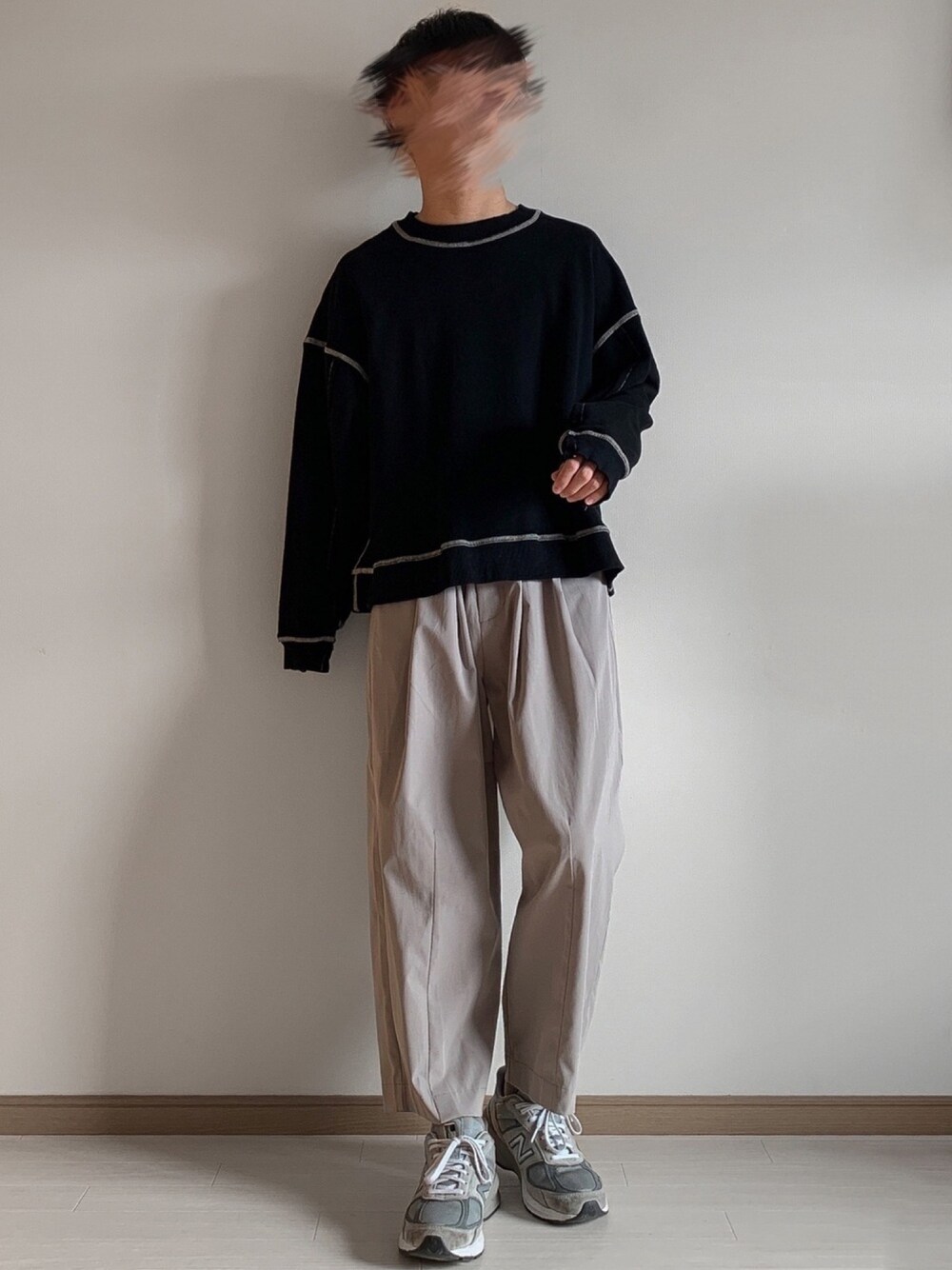 ブラック系のスウェット、ベージュ系のその他パンツ、グレー系のスニーカーを着用したメンズの秋コーディネートの1枚目の写真