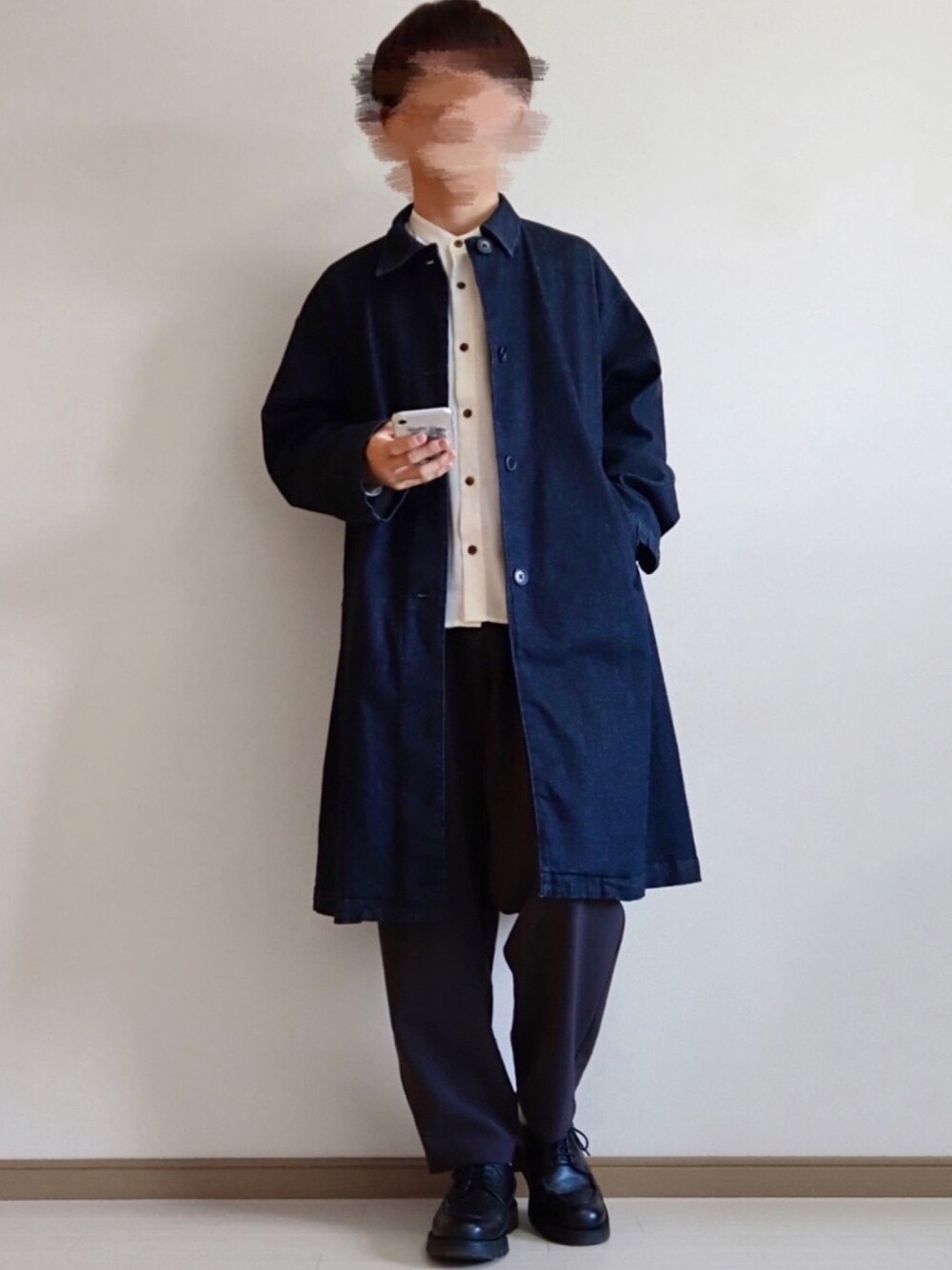 ブルー系のダウンジャケット/コート、ホワイト系のシャツ/ブラウス、グレー系のスラックスを着用したメンズの春コーディネートの1枚目の写真