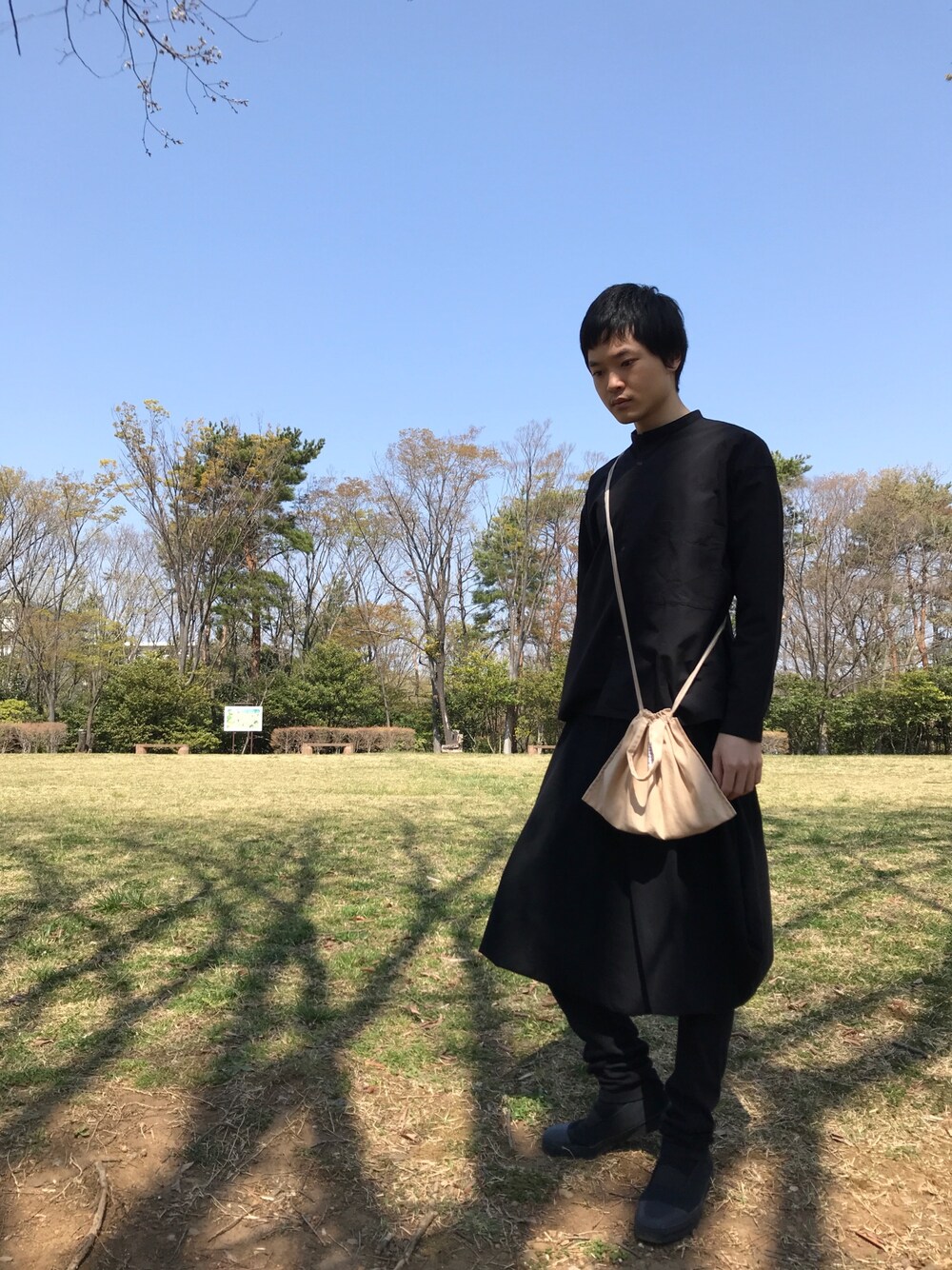 「シンプル、春、モノトーン、無印良品」｜「MUJI Laboのアイテム（スリッポン、ブラック系）」を使った、Yuyaさん（メンズ・173cm）の春コーディネートの1枚目の写真