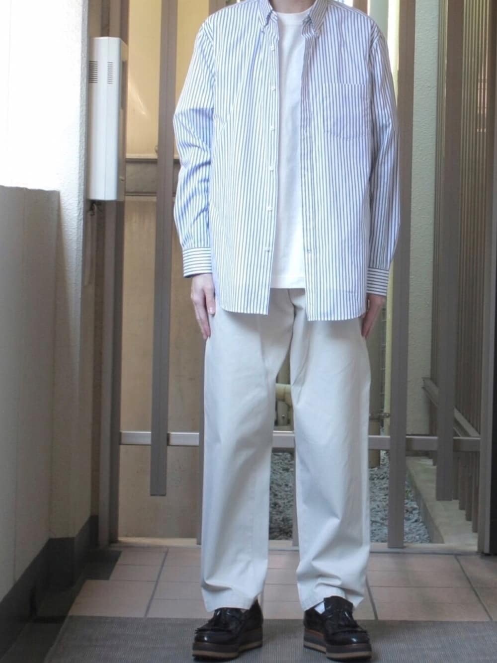 「ストライプ、UNIQLO、AURALEE、ロンT、マーガレット・ハウエル(MARGARET HOWELL)、チノパン、ローファー、DISCOVERED」｜「UNIQLOのファインクロスストレッチスリムフィットストライプシャツ（ボタンダウン・長袖）（シャツ/ブラウス、ブルー系）」を使った、halさん（メンズ・180cm）の秋コーディネートの1枚目の写真