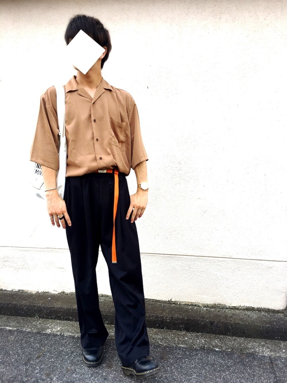 「ゆるコーデ、カジュアルコーデ、黒、fashion、休日スタイル」｜「HAREのサテンカイキンシャツ(HARE)（シャツ/ブラウス、ベージュ系）」を使った、KIuyu:)さん（メンズ・171cm）の夏コーディネートの1枚目の写真