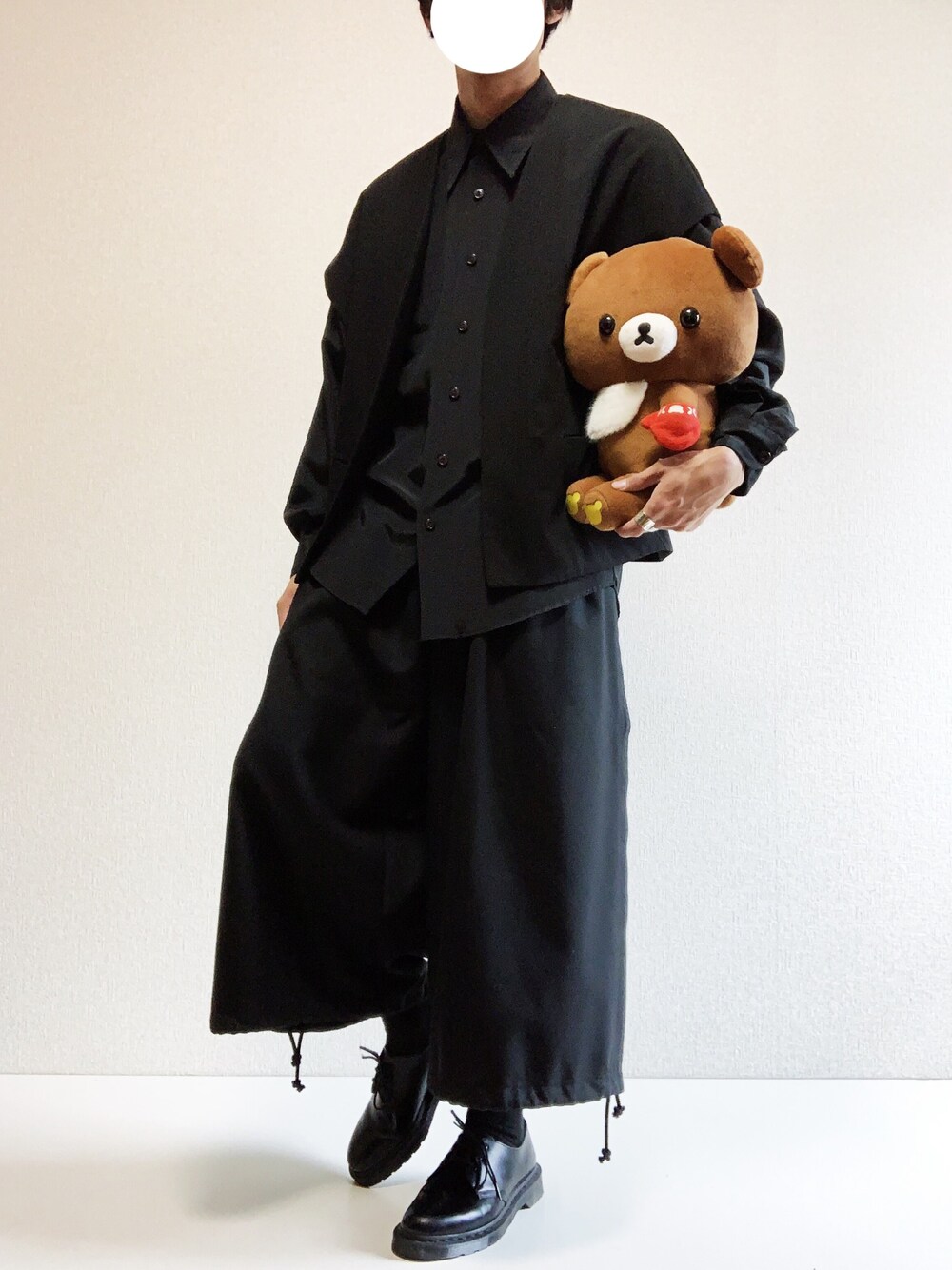 ブラック系のシャツ/ブラウス、ブラック系のノーカラージャケット、ブラック系のその他パンツを着用したメンズの夏コーディネートの1枚目の写真