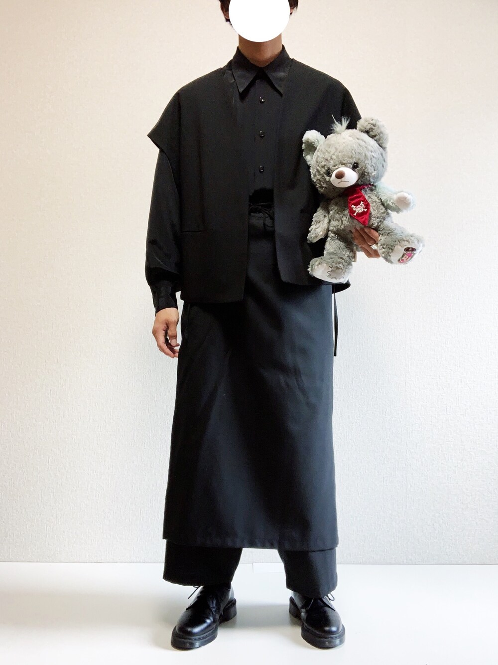 ブラック系のシャツ/ブラウス、ブラック系のノーカラージャケット、ブラック系のパンツを着用したメンズの夏コーディネートの1枚目の写真