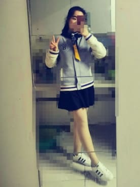 「アイテム（スタジャン、グレー系）」を使った、Karen Zengさん（レディース・165cm）の秋コーディネート