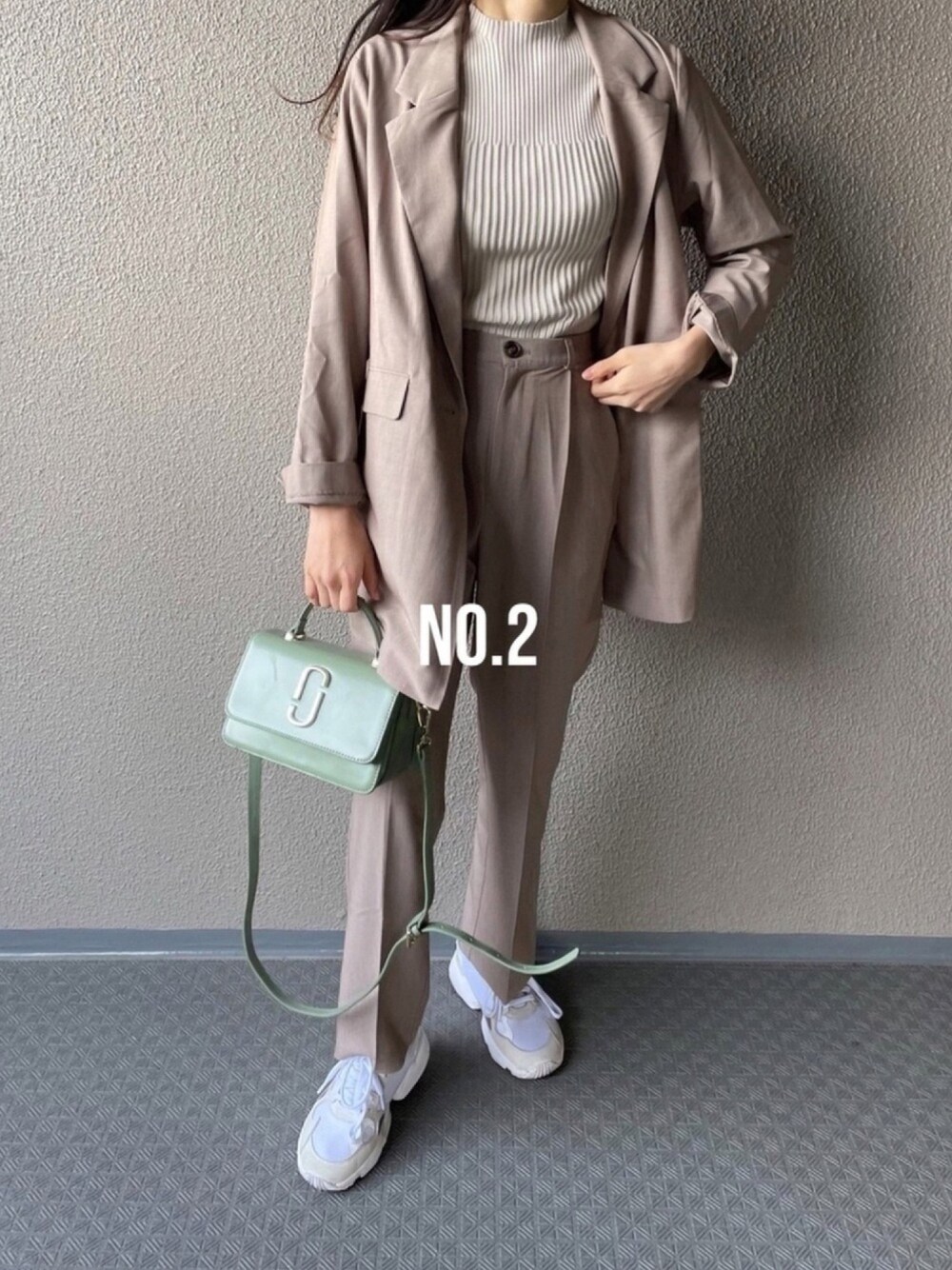 「シンプル、シンプルコーデ、セットアップ、セットアップスタイル、titivate、スニーカー、ジャケット、ワントーンコーデ、私の推しブランド、着回しコーデ」｜「titivateのｼﾝｸﾞﾙﾎﾞﾀﾝﾃｰﾗｰﾄﾞｼﾞｬｹｯﾄ（テーラードジャケット、ブラウン系）」を使った、hiroooooiさん（レディース・166cm）の冬コーディネートの1枚目の写真