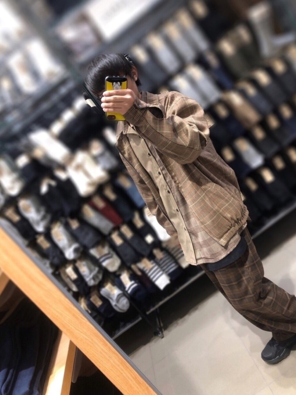 ブラウン系のブルゾン、ベージュ系のシャツ/ブラウス、ブラック系のTシャツ/カットソーを着用したメンズの冬コーディネートの1枚目の写真