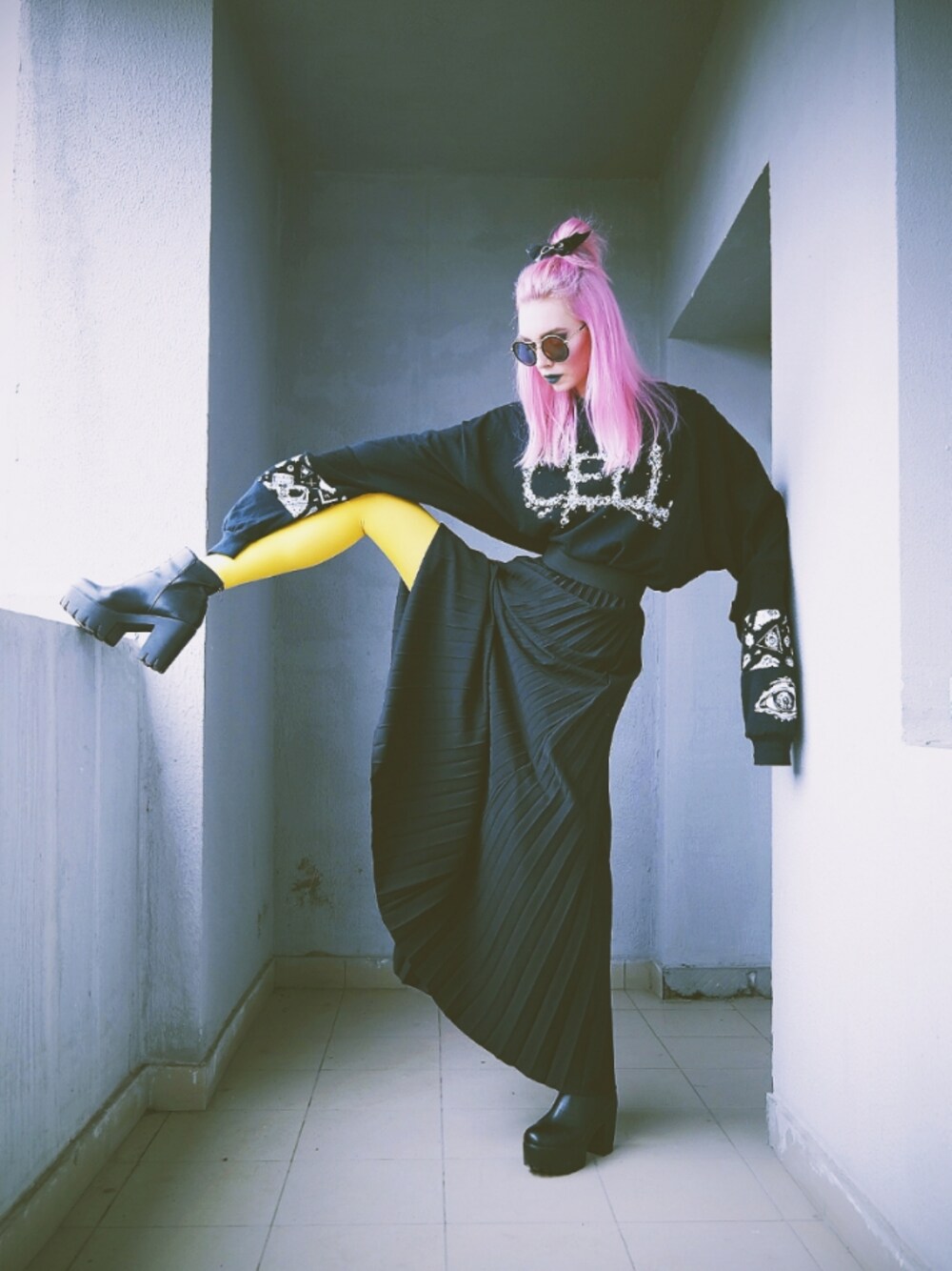 「gothic、girl、black、pink hair、fashion」｜「meのアイテム（スウェット、ブラック系）」を使った、Xeniaさん（レディース・178cm）の秋コーディネートの1枚目の写真
