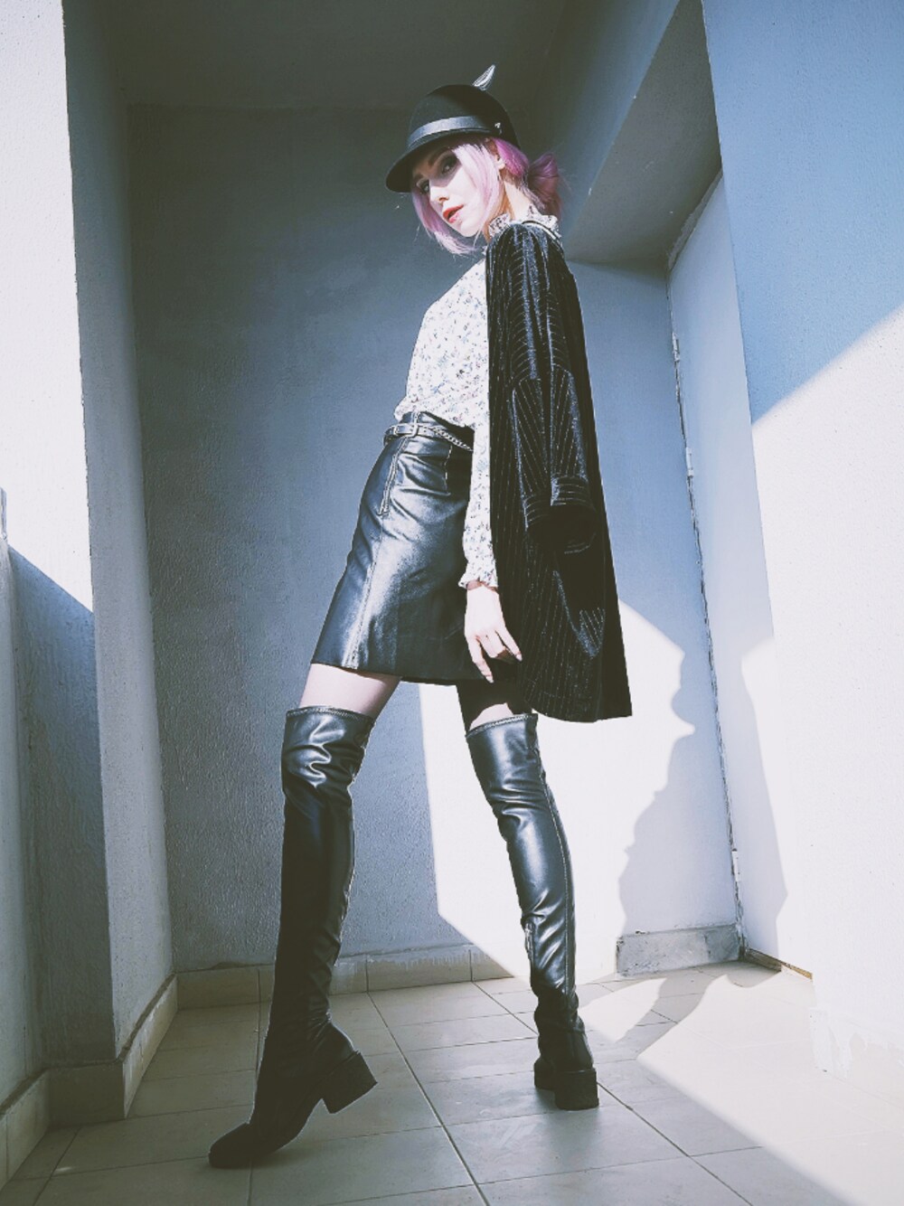 「gothic、girl、autumn、leather」｜「MONKIのアイテム（スーツジャケット、ブラック系）」を使った、Xeniaさん（レディース・178cm）の秋コーディネートの1枚目の写真