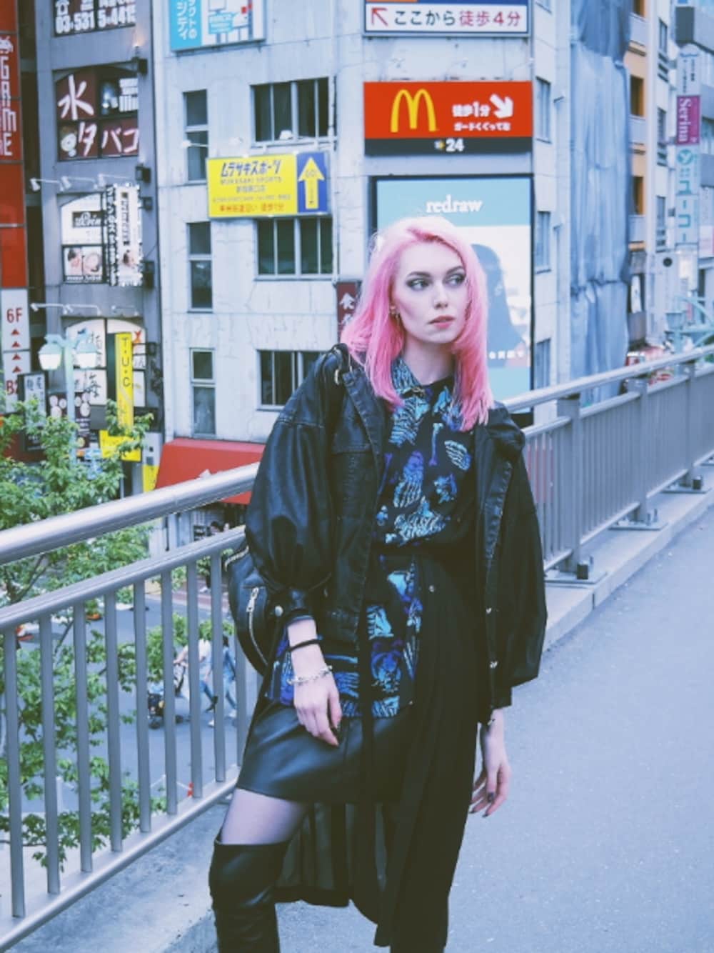 「TOKYO、girl、black、gothic、pink hair」｜「Drug Honeyのアイテム（シャツ/ブラウス、その他）」を使った、Xeniaさん（レディース・178cm）の秋コーディネートの1枚目の写真