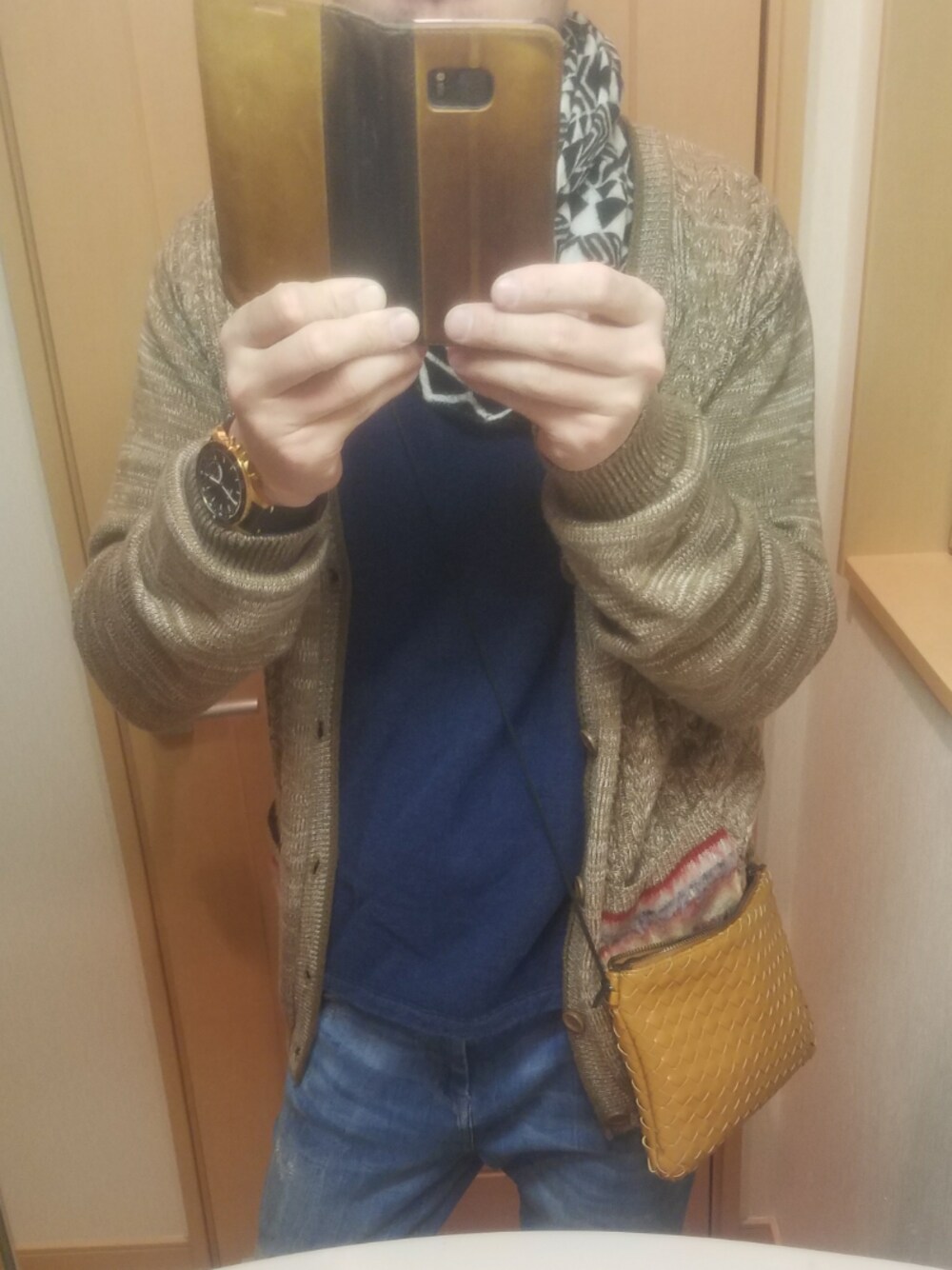 ブルー系のスウェット、ベージュ系のカーディガン/ボレロ、イエロー系のボディバッグ/ウエストポーチを着用したメンズの春コーディネートの1枚目の写真