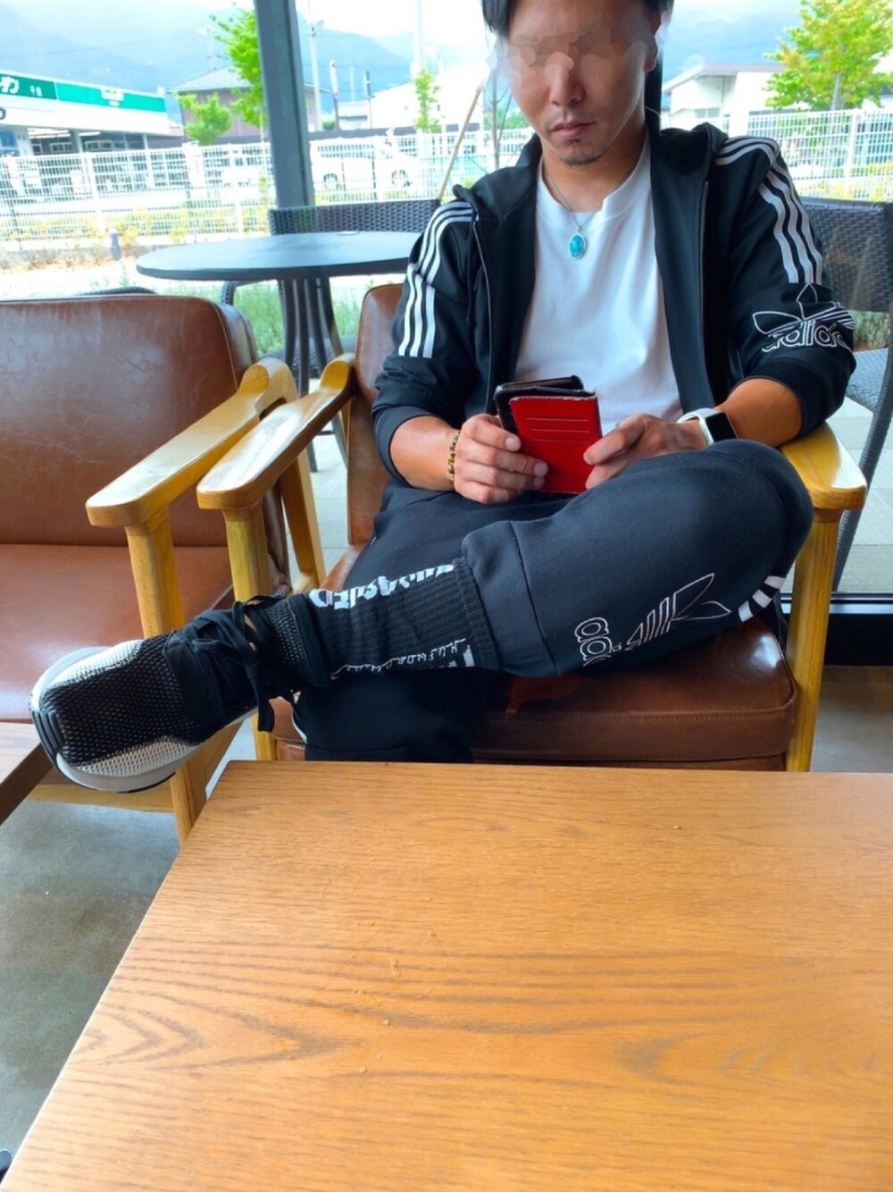 「ソックスイン、靴下の中に、ストリート、男子、ジャージ、アディダス、ストリート系」｜「adidasのアイテム（ジャージ、ブラック系）」を使った、mahirooooooo（相互）さん（メンズ・172cm）の秋コーディネートの1枚目の写真