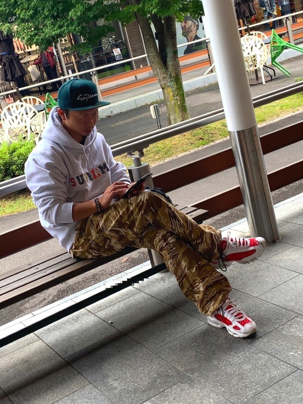 「supreme、ECKO、カモ柄、迷彩、軽井沢、長野県、ストリート系」｜「supreme ✖️NIKEのアイテム（スニーカー、レッド系）」を使った、mahirooooooo（相互）さん（メンズ・172cm）の秋コーディネートの1枚目の写真