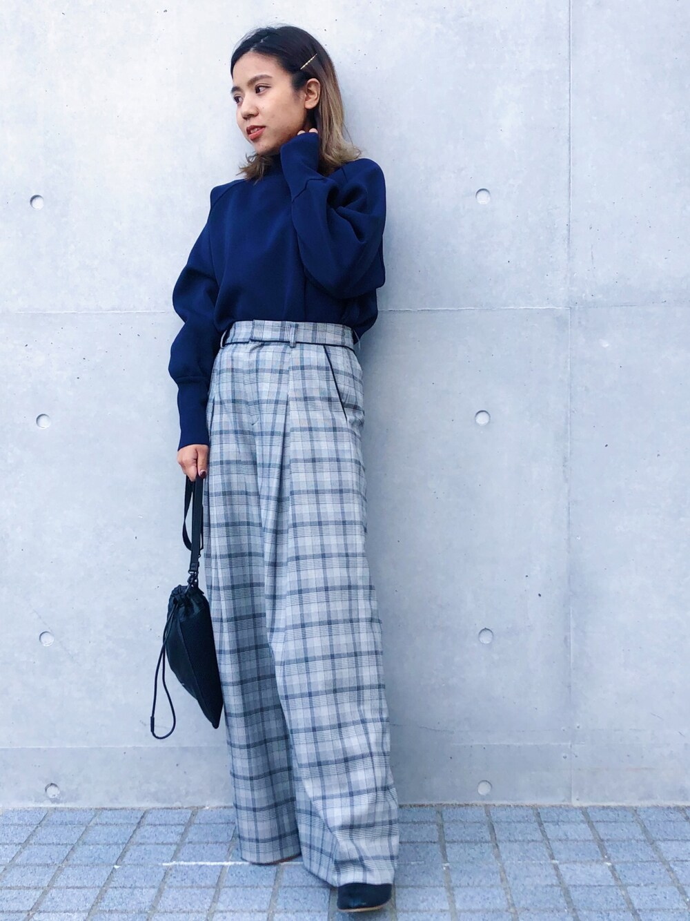 ブルー系のニット/セーター、グレー系のその他パンツ、ブラック系のショルダーバッグを着用したレディースの秋コーディネートの1枚目の写真