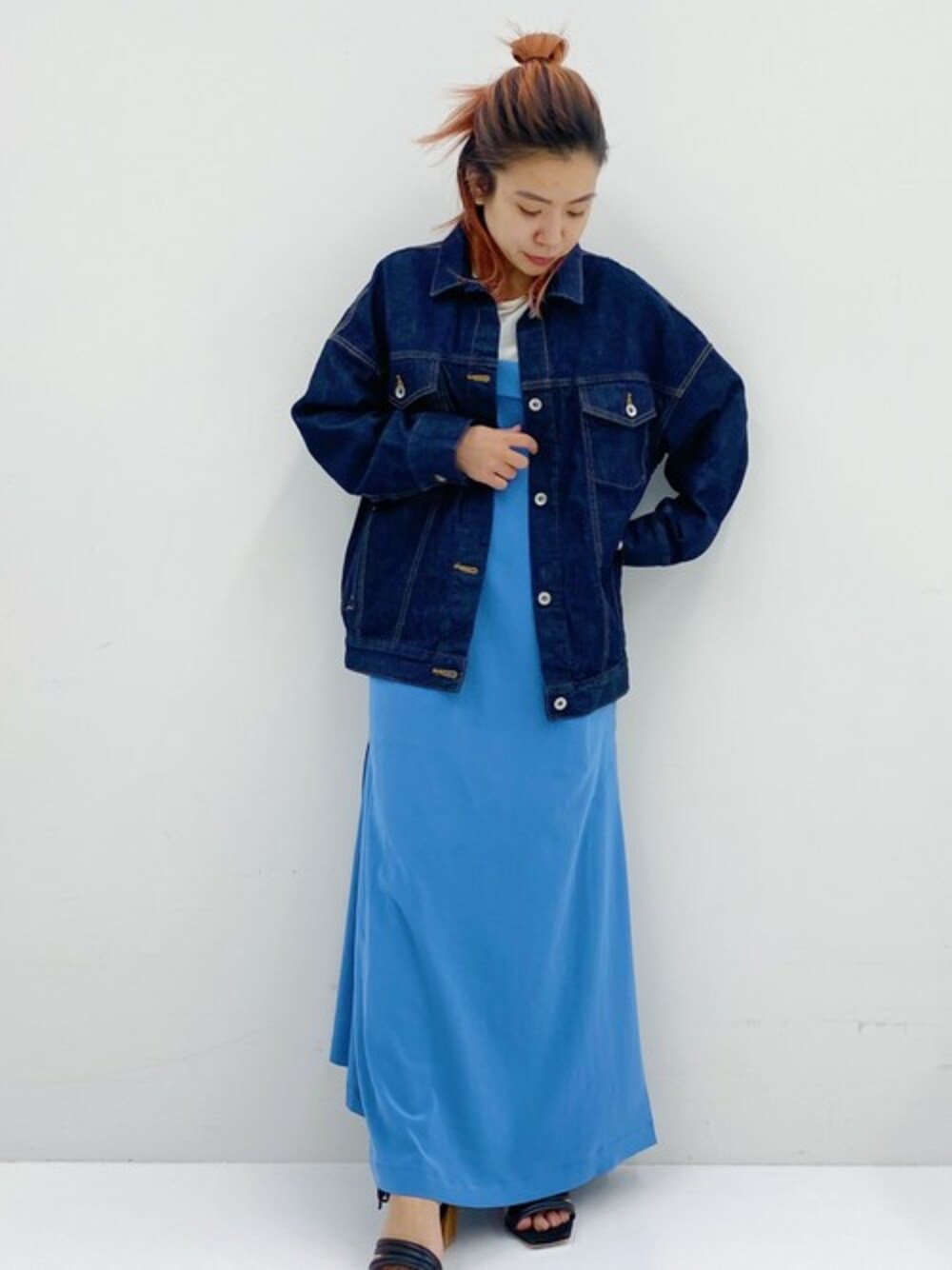 「ブルー、TOGA、デニムジャケット、デート、Gジャン、ロングワンピース、春コーデ、低身長、オトナカジュアル、オトナ女子」｜「TOGA PULLAの【TOGA PULLA(トーガプルラ)】サテンウエスタンドレス（ワンピース、ブルー系）」を使った、AYANOさん（レディース・152cm）の春コーディネートの1枚目の写真