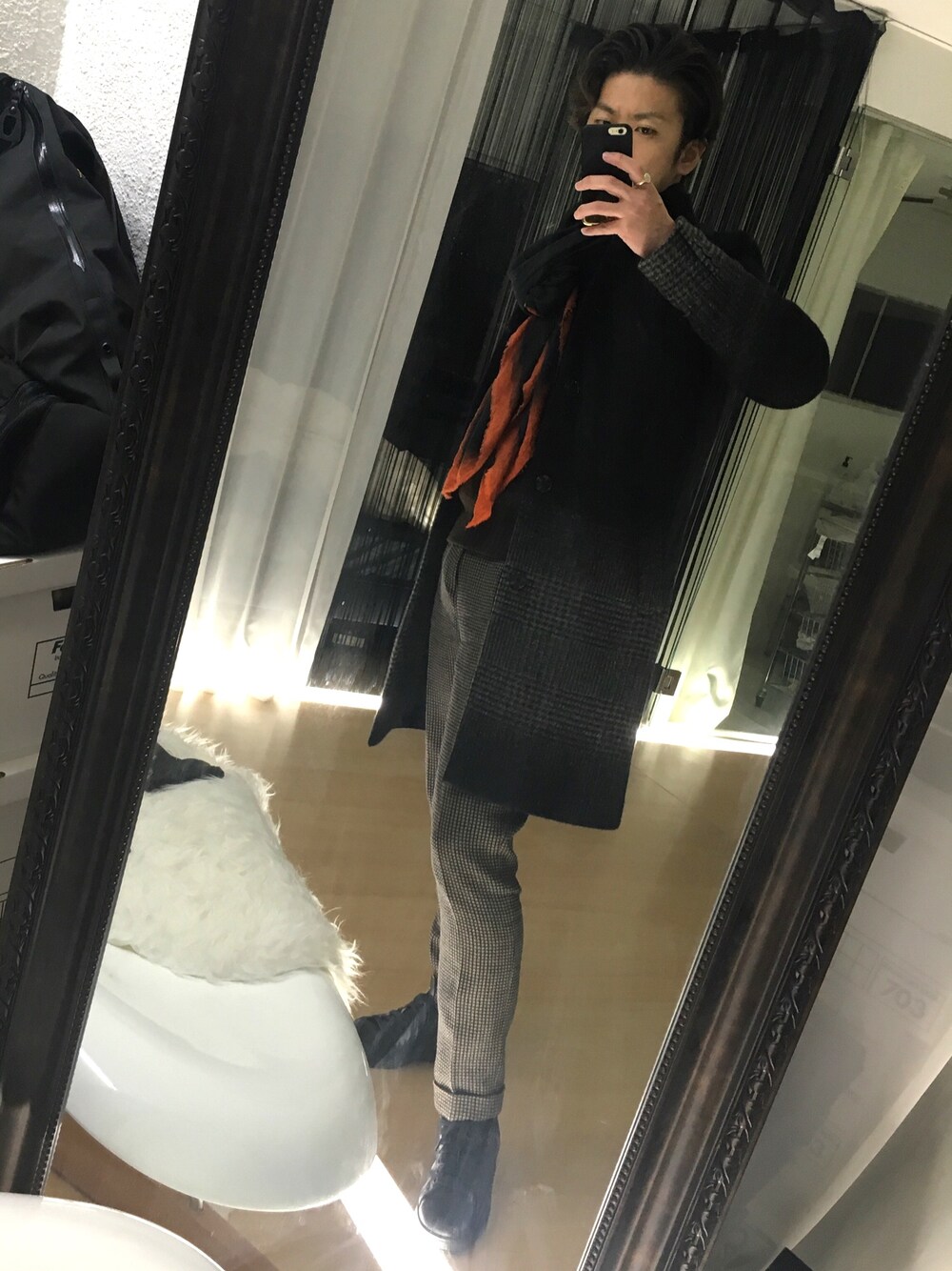 「チェスターコート、スニーカー、黒、キレイめ、ニット、ZARA」｜「ZARAのアイテム（チェスターコート、ブラック系）」を使った、シンタロウさん（メンズ・175cm）の冬コーディネートの1枚目の写真