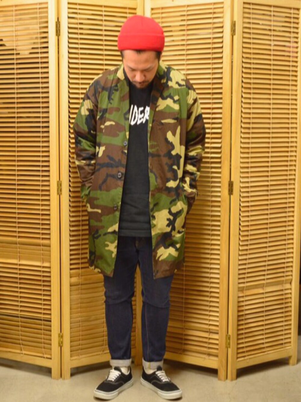 「秋のコーデ、デニム、street、VANS、オーバーサイズ、迷彩、カモ柄、ニット帽、チェスターコート、celeb」｜「ANCHORのCELEB　アクリル2WAYワッチ（ニットキャップ/ビーニー、レッド系）」を使った、TANKさん（メンズ・162cm）の秋コーディネートの1枚目の写真